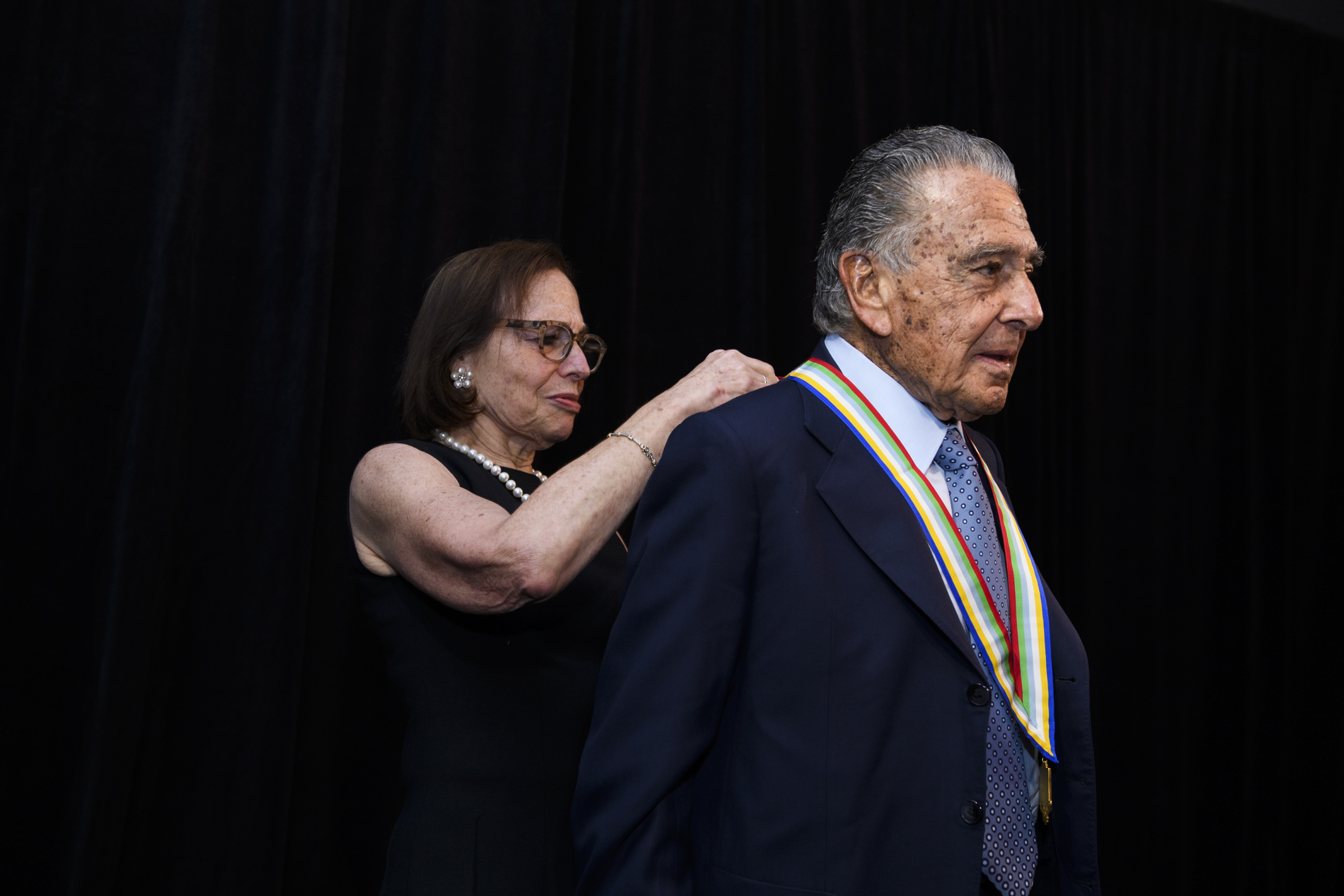 Eduardo Eurnekian, presidente y fundador de Corporación América, recibe la Medalla de Oro de la Americas Society de manos de Susan L. Segal, CEO de la institución (Paula Abreu Pita/Roey Yohai Photography)