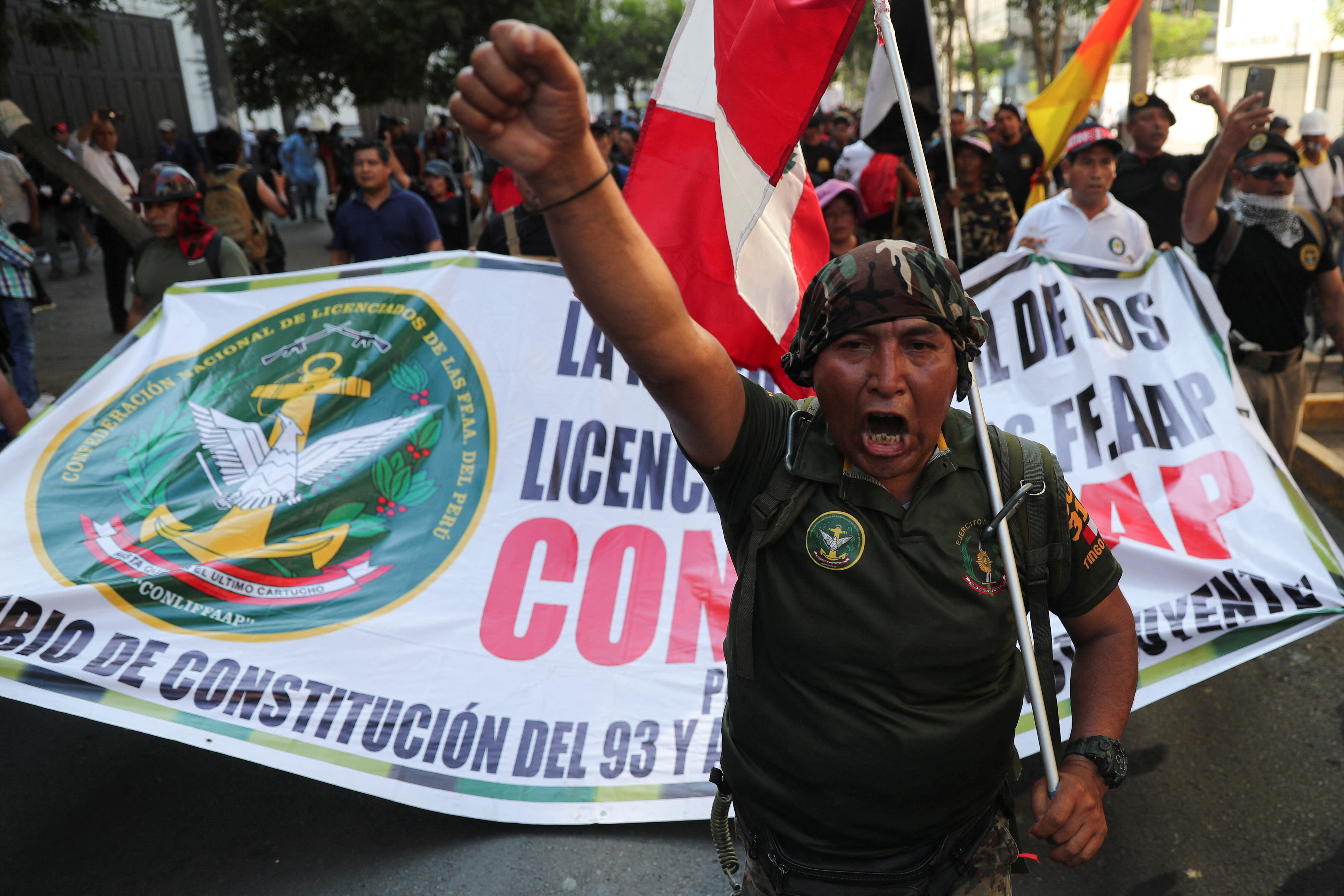 Ciudadanos de Lima y diversas regiones partieron esta tarde desde la plaza Dos de Mayo y recorren diversas calles del Centro de Lima, como parte de una gran marcha por la capital.