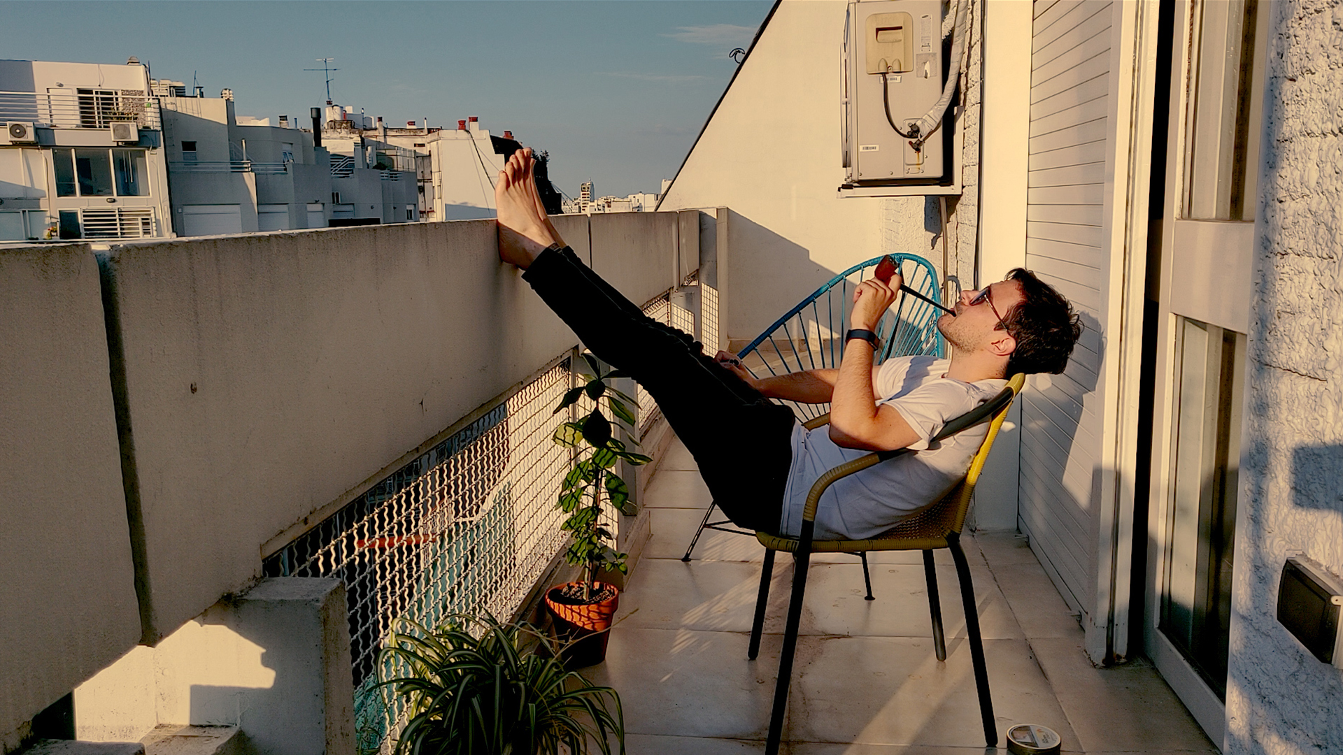 El filósofo Valentín Muro en su balcón durante la cuarentena. Cada domingo explica cómo funcionan diferentes cosas, y aquí ensaya cómo funciona la cuarentena en nosotros.