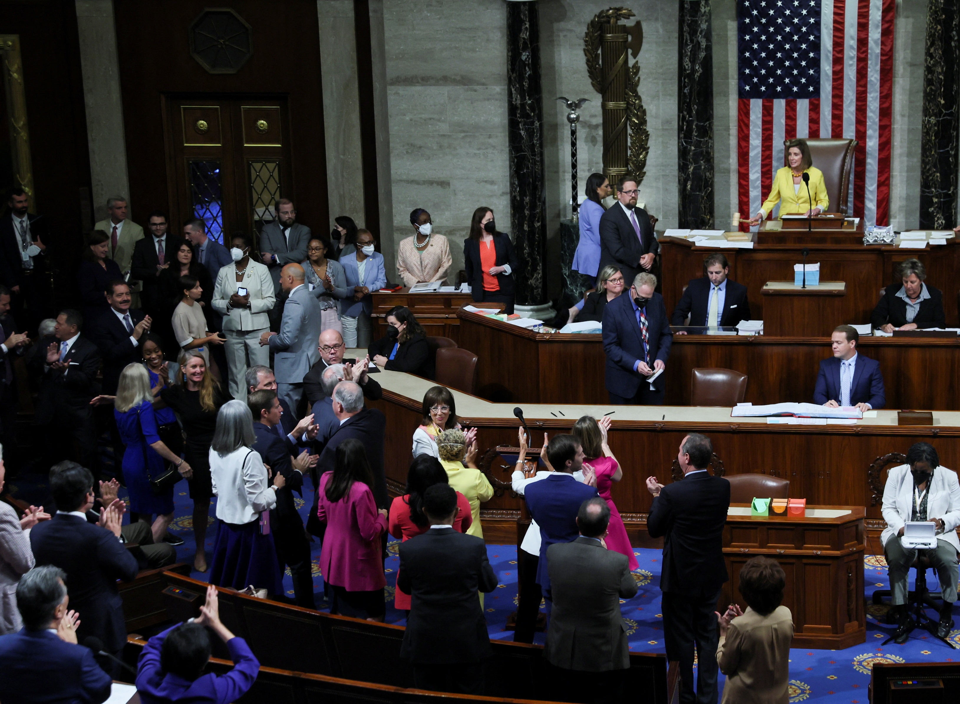 Los demócratas festejan en la Cámara de Representantes (REUTERS/Leah Millis)