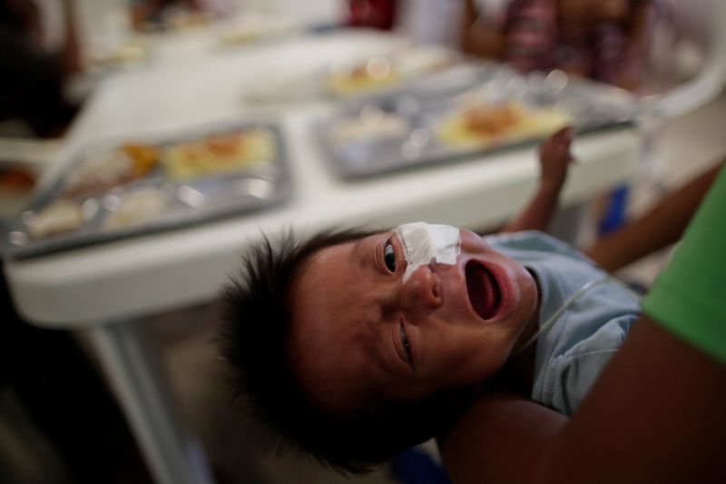 Un niño de la comunidad indígena wichi llora mientras usa una sonda de alimentación en un hospital en Tartagal, en Salta. 26 de febrero, 2020 (REUTERS/Ueslei Marcelino)