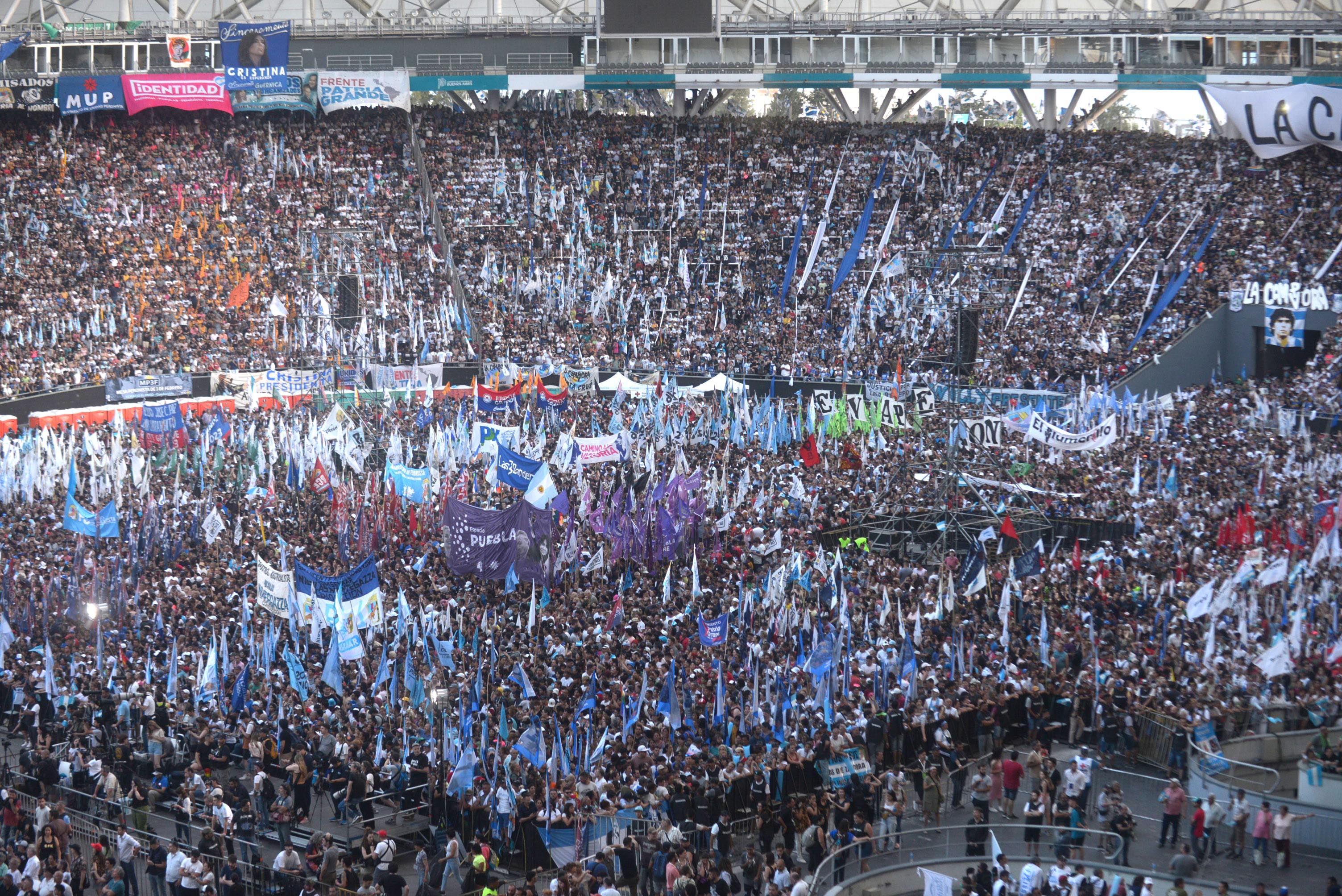 El estadio de La Plata, colmado de militantes kirchneristas. El 17 de noviembre se conmemora el regreso de Juan Domingo Perón a la Argentina en 1972, tras décadas de exilio (Aglaplata)