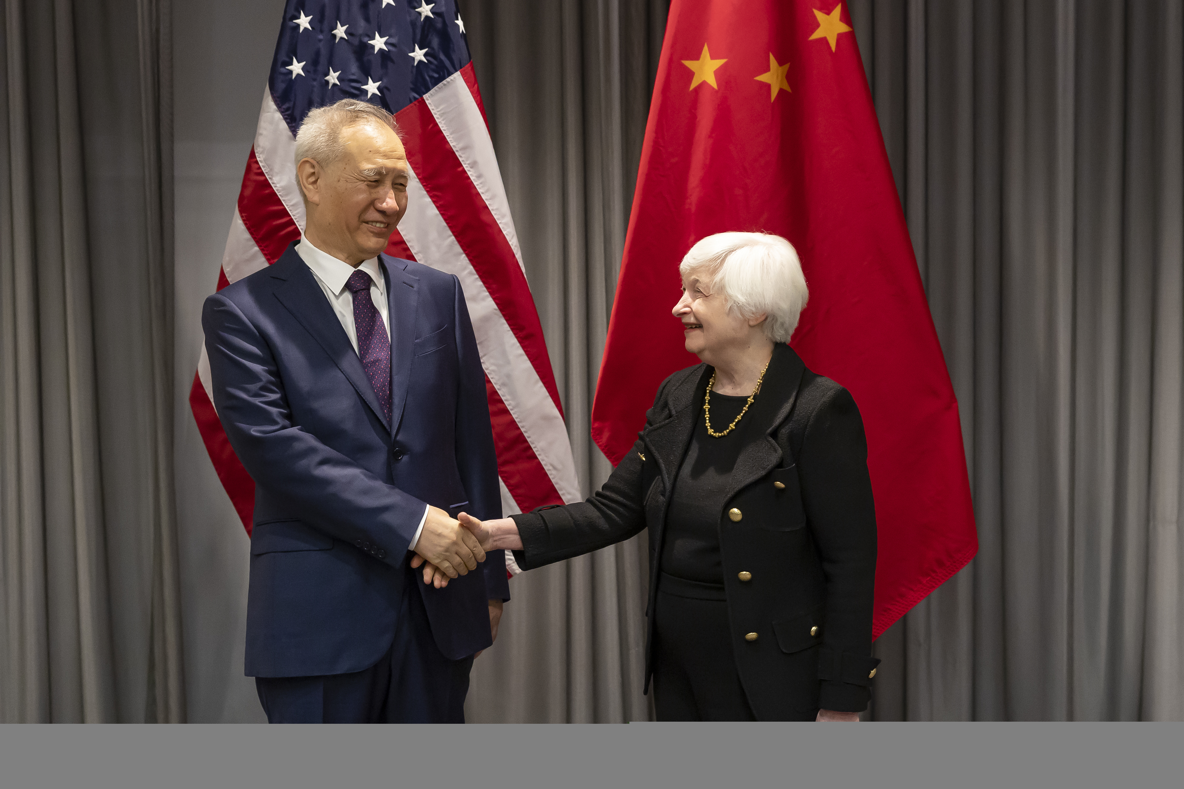 La secretaria del Tesoro de EEUU, Janet Yellen, con el viceprimer ministro chino, Liu He, en Zúrich, Suiza, el 18 de enero de 2023. (Michael Buholzer/Keystone vía AP)