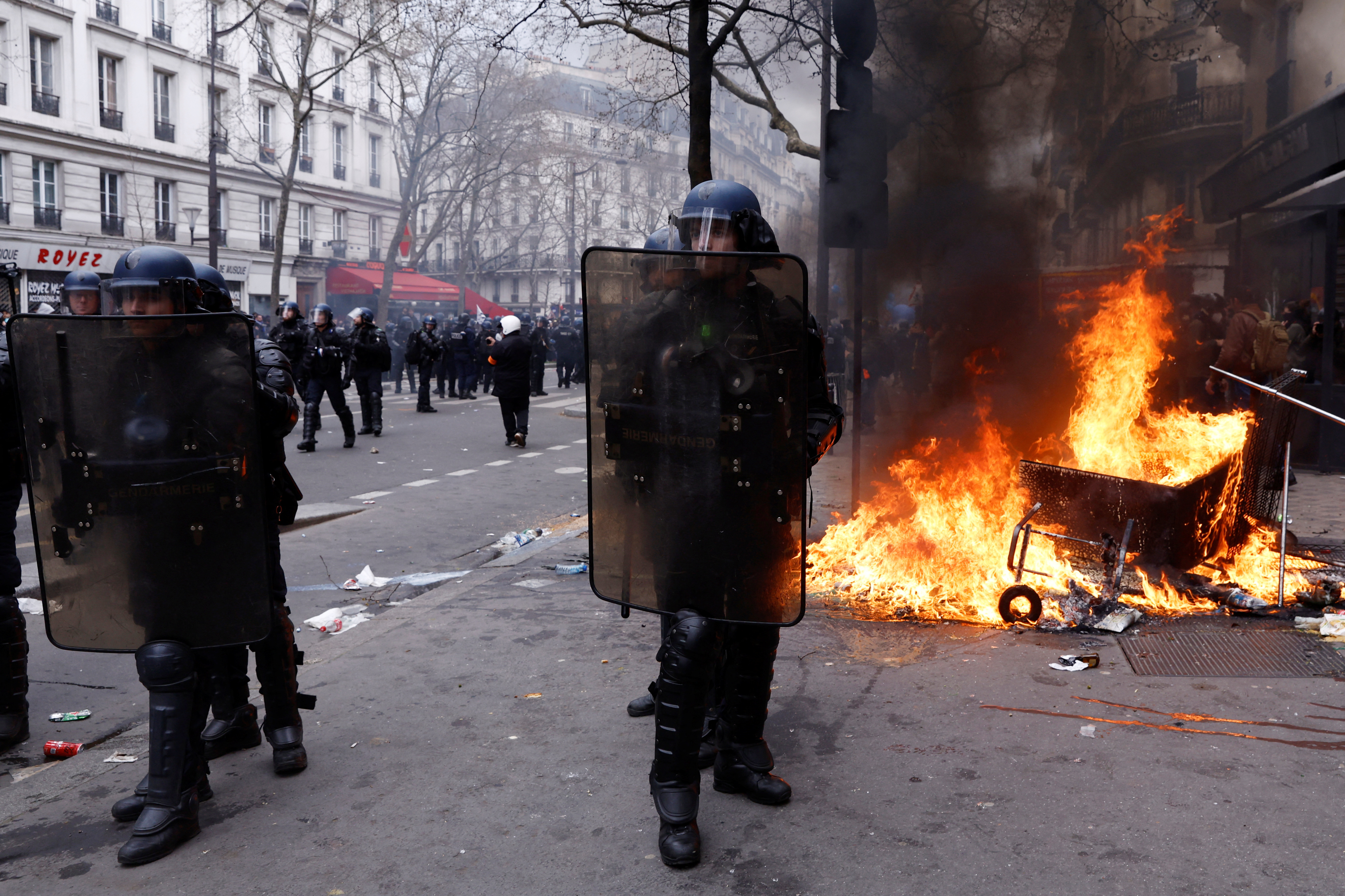 Gases lacrimógenos y fuego en las calles: más disturbios en Francia por la protesta contra la reforma de las pensiones