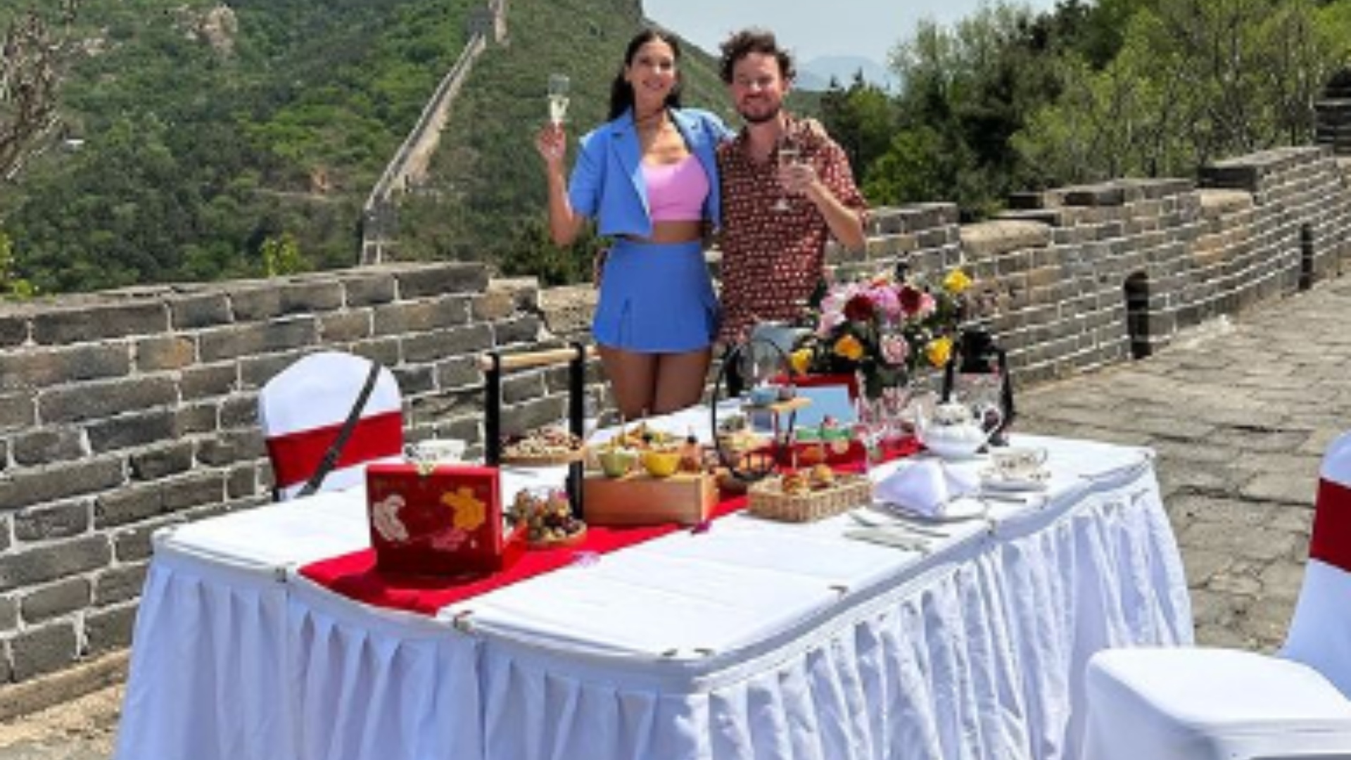 Criticaron a Luisito Comunica por organizar lujoso pícnic en la Muralla China y no pedirle matrimonio a su novia