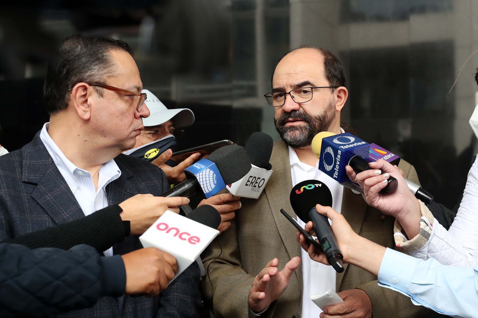 Emilio Álvarez Icaza Longoria y Germán Martínez Cázares a fuera del Senado de la República (Foto: Cortesía)