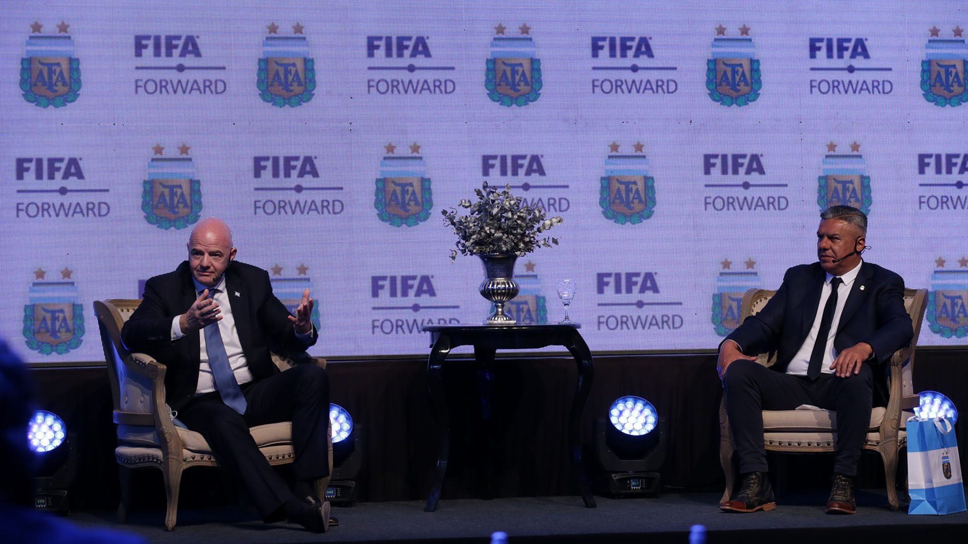 El presidente de la FIFA le agradeció al Claudio Tapia por la postulación de Argentin (Twitter / @AFA)