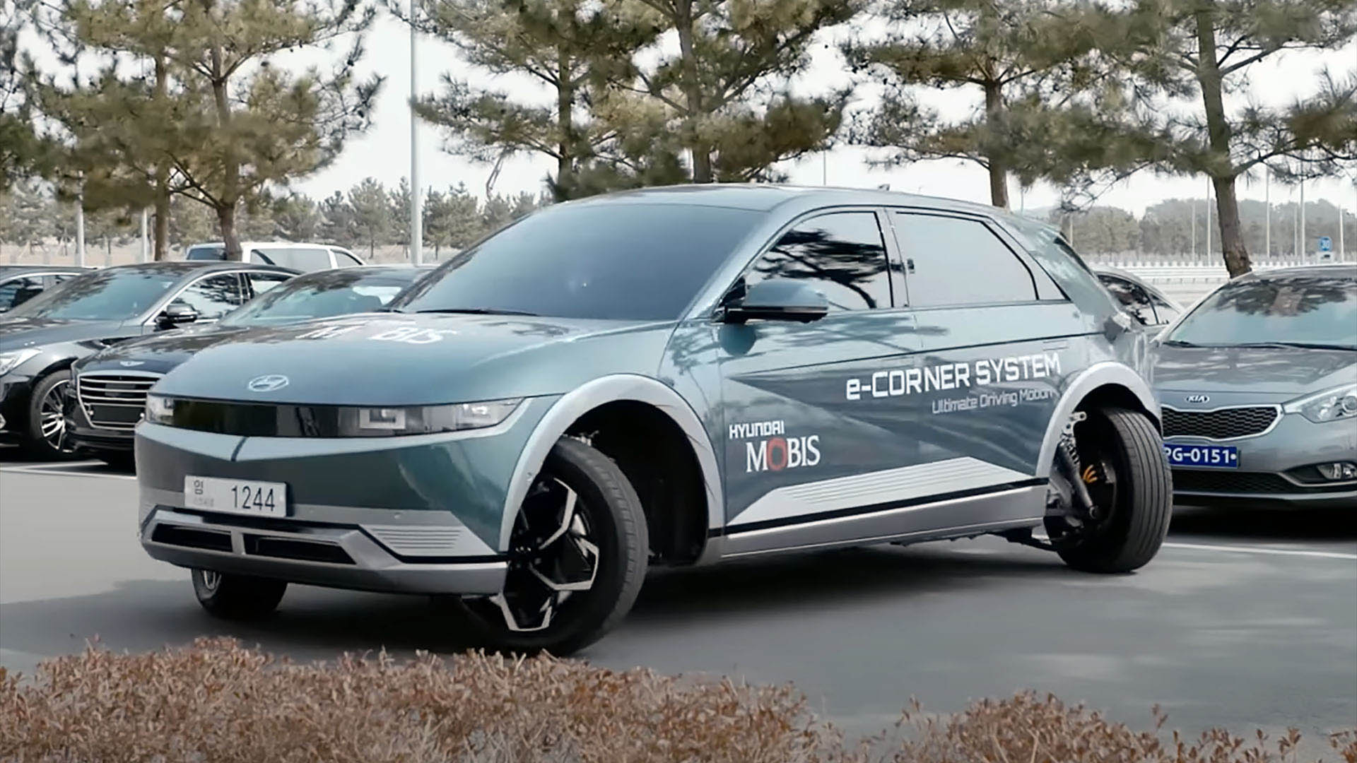 Al girar las ruedas delanteras hacia adentro y las traseras hacia afuera, el auto puede rotar sobre su propio eje y cambiar su sentido de circulación en una sola maniobra