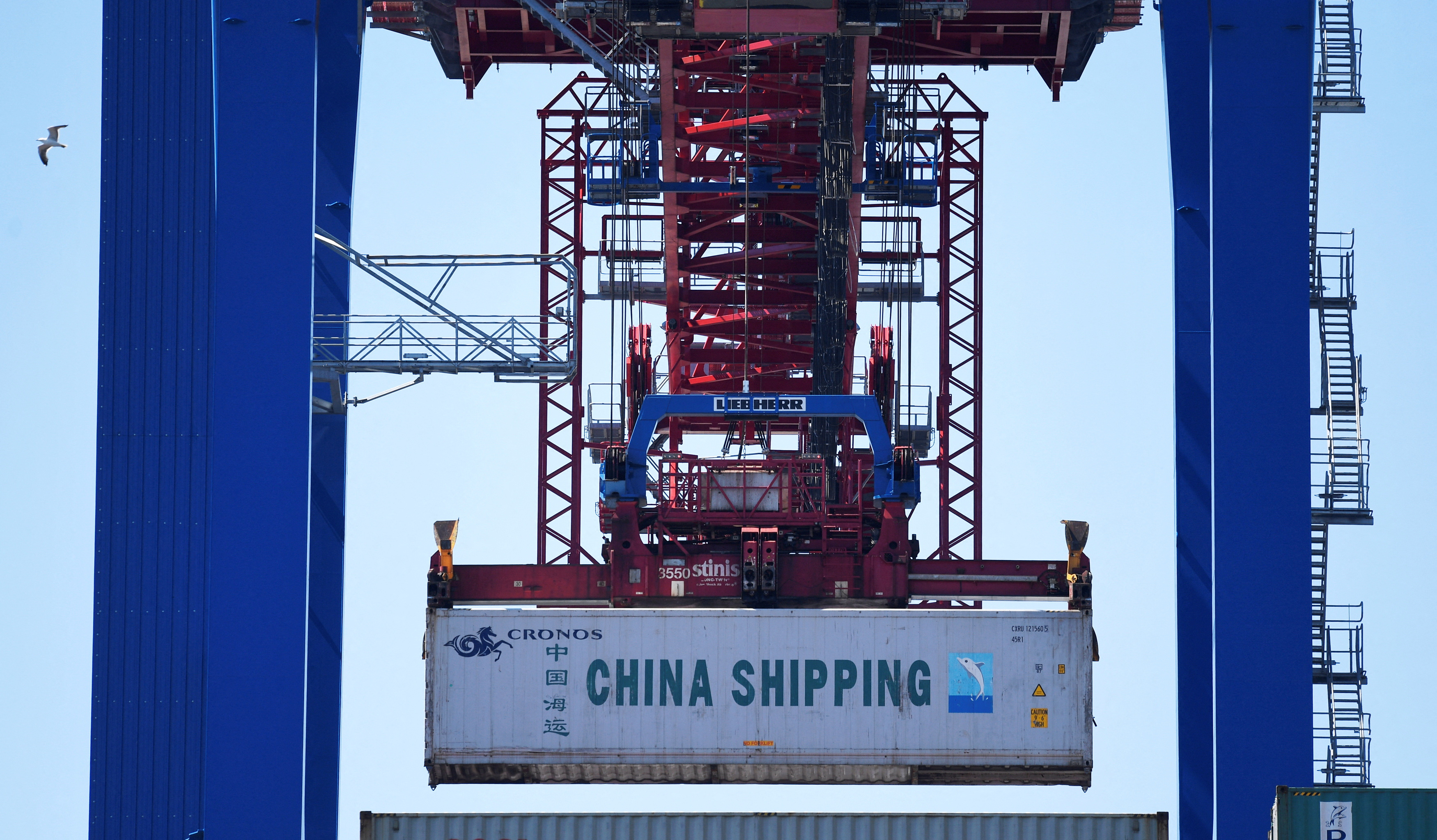 Container de China Shipping es descargado en Hamburgo (Reuters)