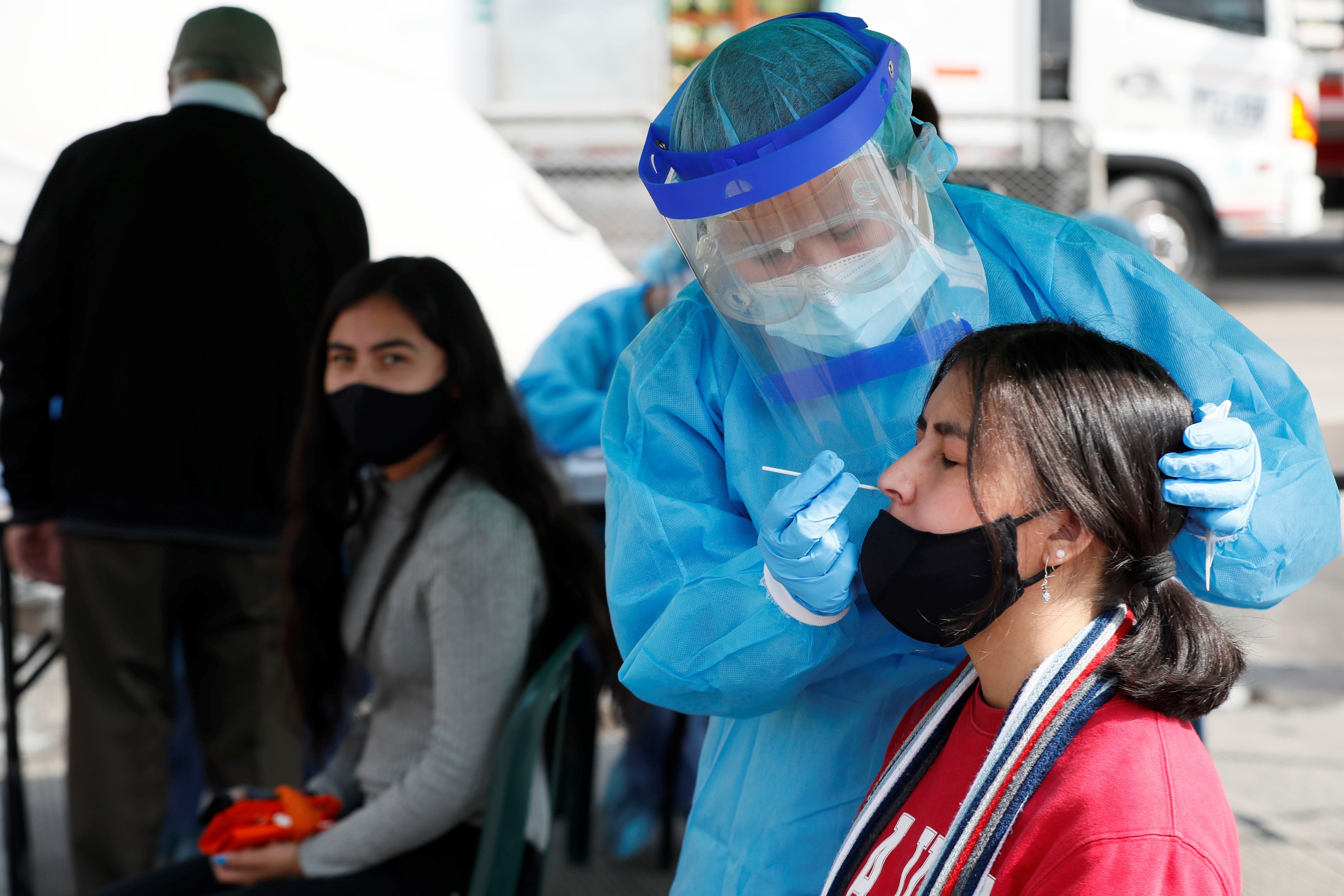 Personal sanitario realiza pruebas de covid-19 en la plaza de mercado Corabastos en Bogotá (Colombia). EFE/Carlos Ortega/Archivo

