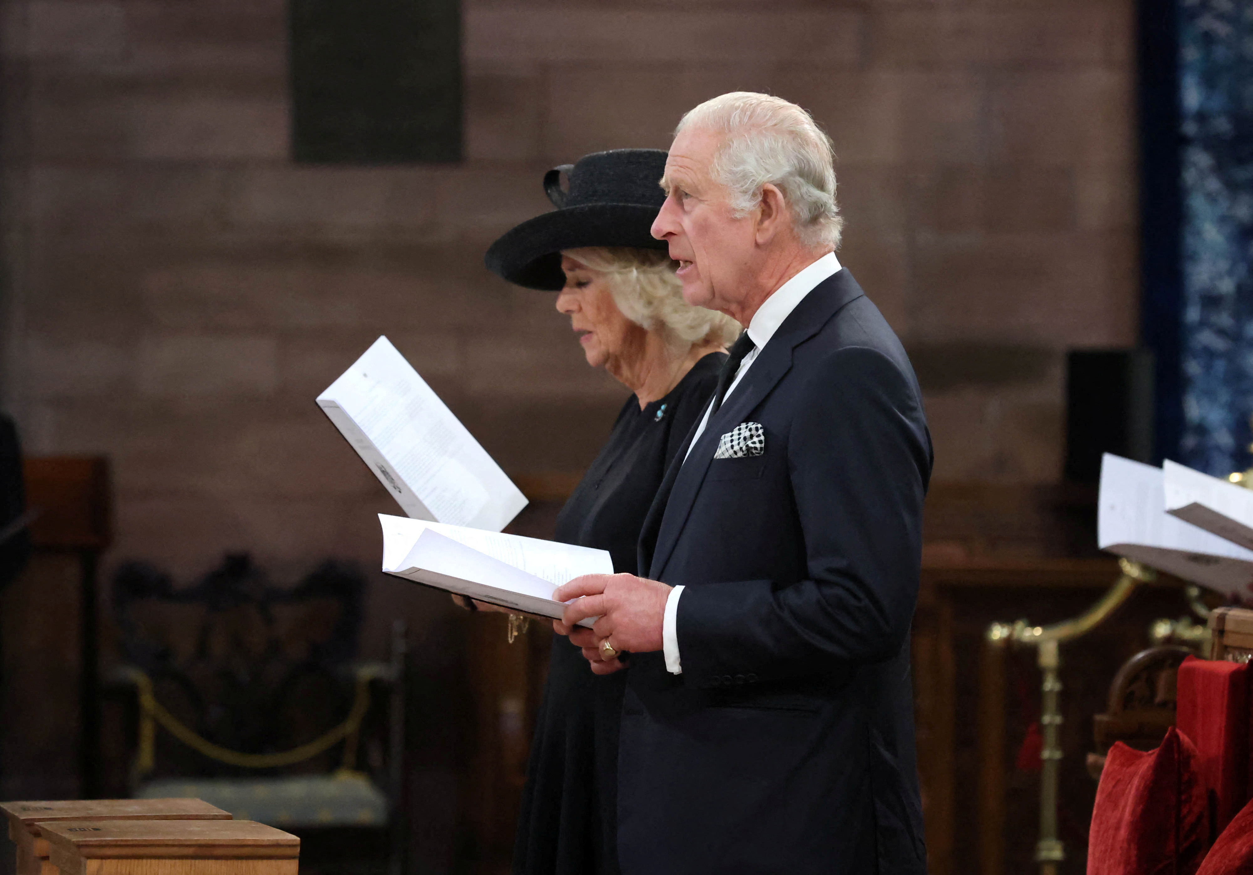 El Rey Carlos III de Gran Bretaña y la Reina Camila asisten a un Servicio de Reflexión en la Catedral de Santa Ana para la Reina Isabel II en Belfast durante su visita a Irlanda del Norte