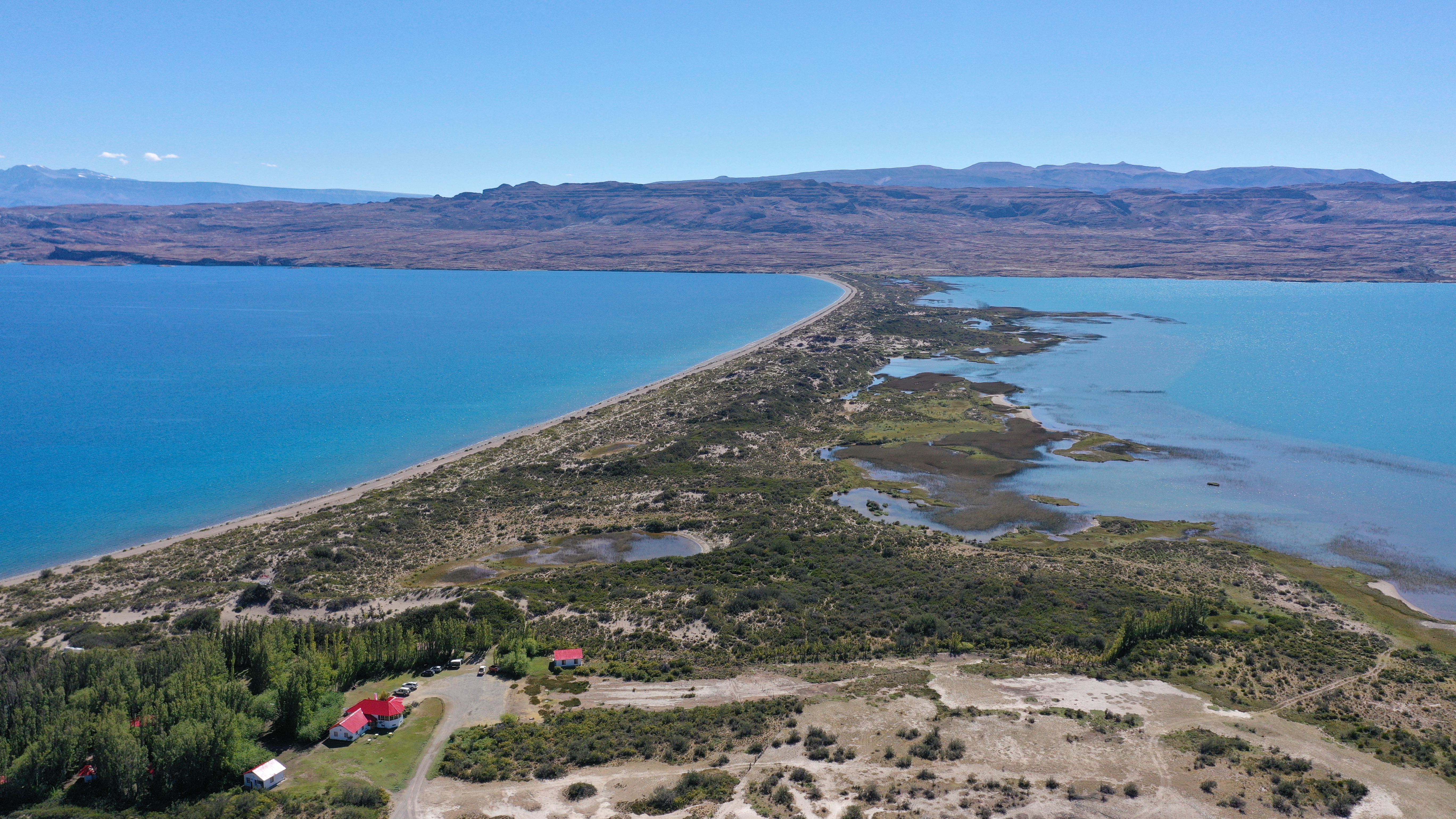 Una cortada llega hasta el asombroso itsmo de los lagos Posadas y Pueyrredón, una franja de tierra de 4 kilómetros de largo y apenas 100 metros de ancho