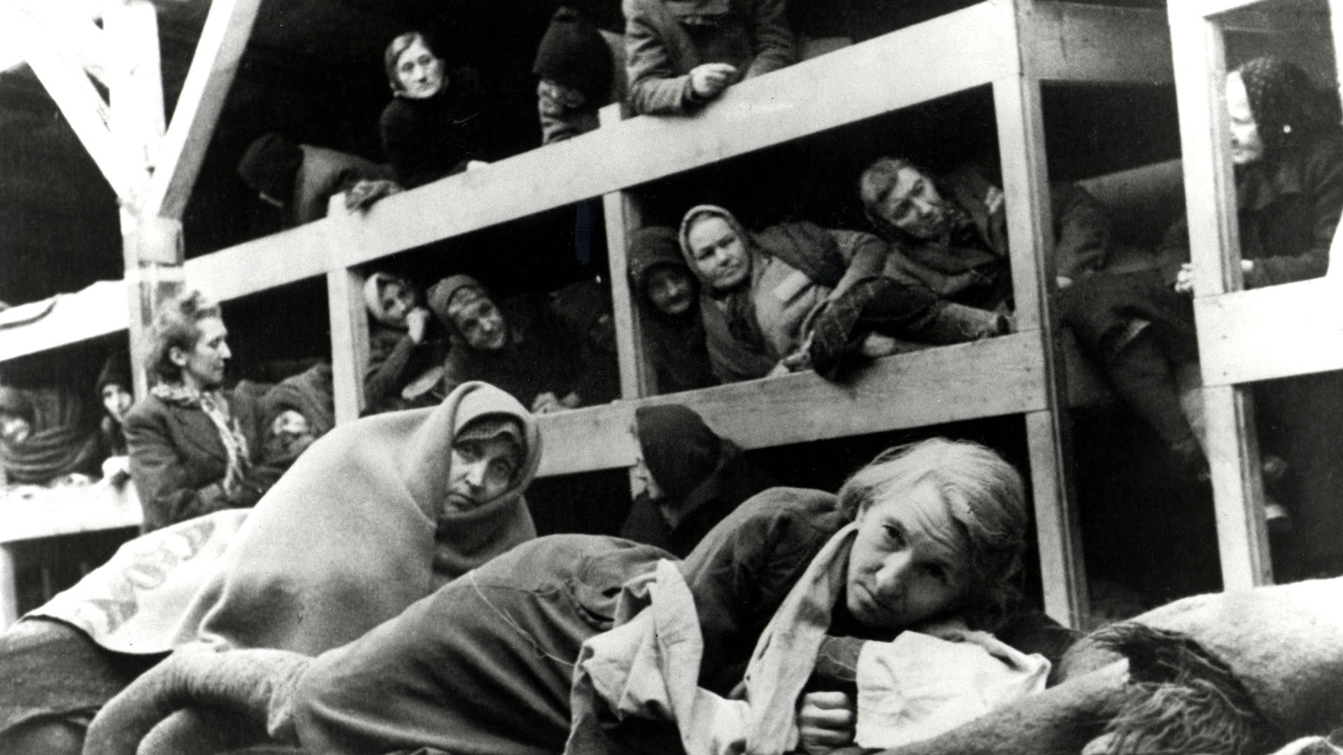 Mujeres en los cuarteles de Auschwitz, Polonia, en enero de 1945. La imagen fue tomada por un fotógrafo ruso poco después de la liberación del campo (Galerie Bilderwelt/Getty Images)
