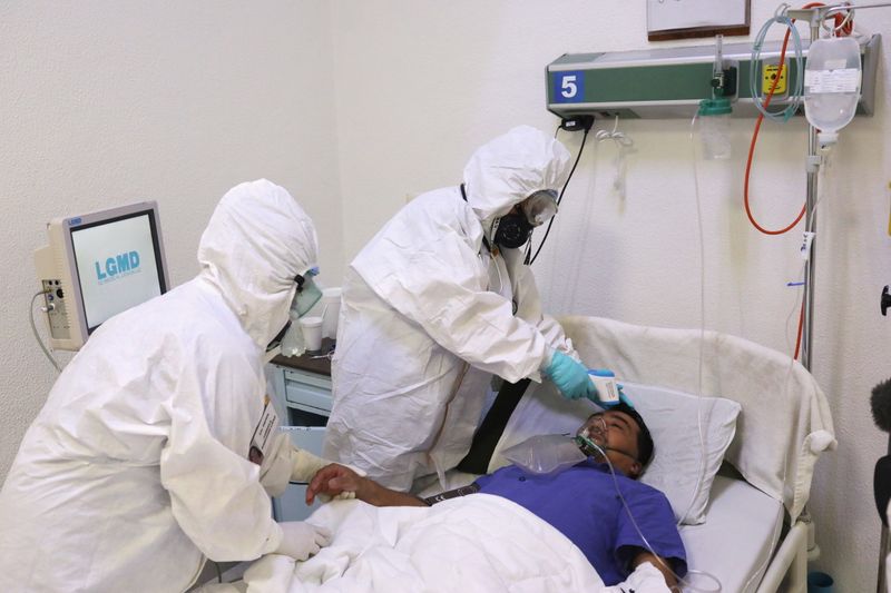  médico revisa la temperatura de un paciente dentro del hospital militar del Campo Militar No. 1, que atiende a pacientes con síntomas de la enfermedad por coronavirus (COVID-19) en la CDMX (Foto: Reuters)
