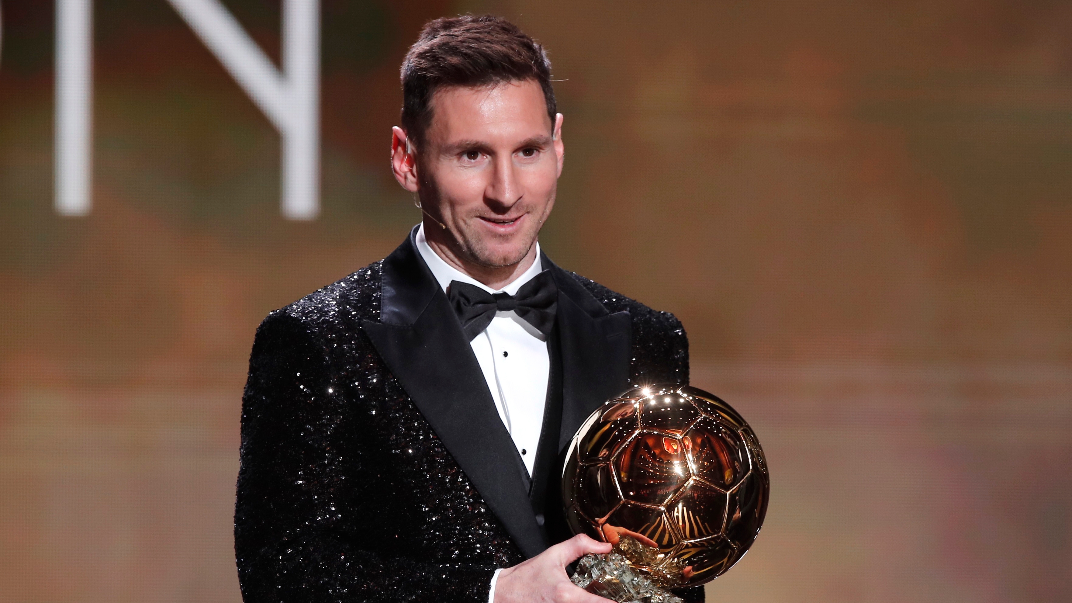 Rusia Vuelo Biblia Los detalles del extravagante traje de Messi en la gala del Balón de Oro  2021 en composé con sus tres hijos - Infobae