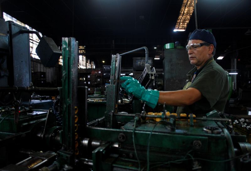 Un hombre trabaja en una fábrica metalúrgica en Buenos Aires. (Reuters)
