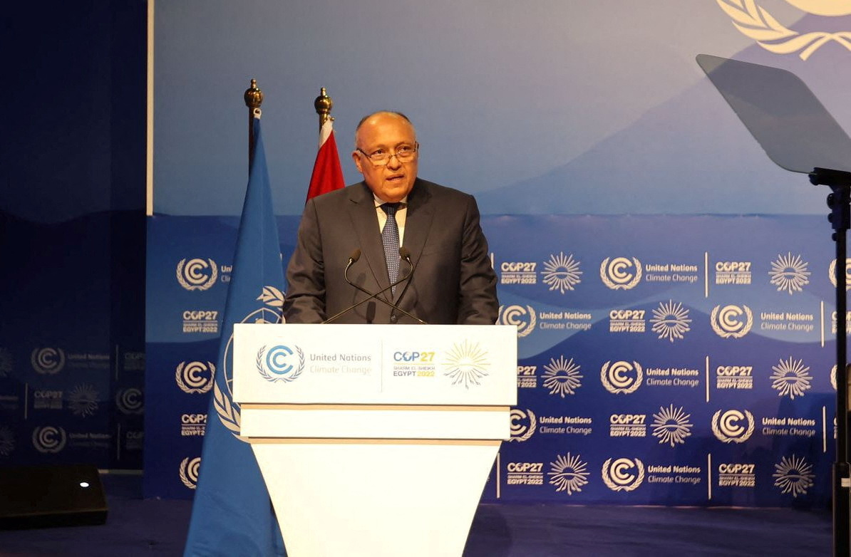 El ministro de Asuntos Exteriores egipcio, Sameh Shoukry, habla durante la sesión de apertura de la cumbre climática COP27 de la ONU en Sharm el-Sheikh, Egipto, el 6 de noviembre de 2022 (Reuters)