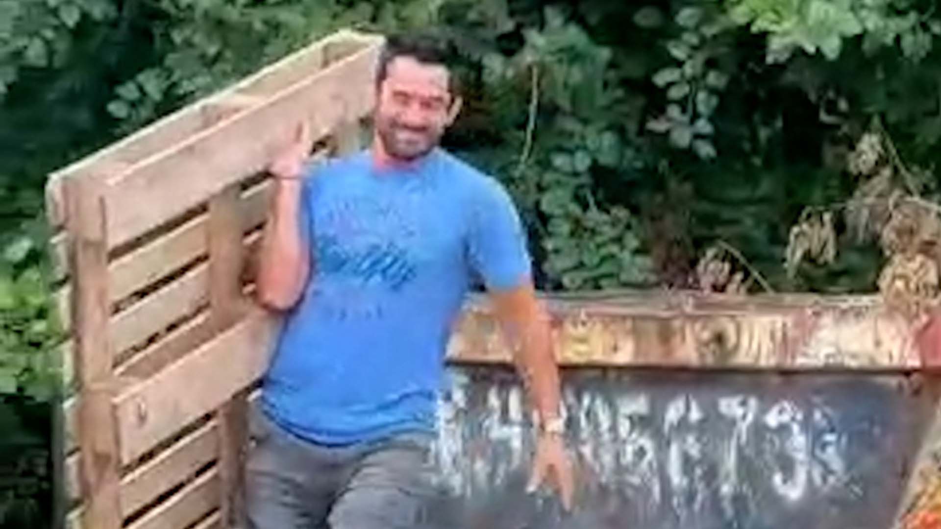 Tucu López fue sorprendido llevándose un pallet que pertenecía a unos obreros
