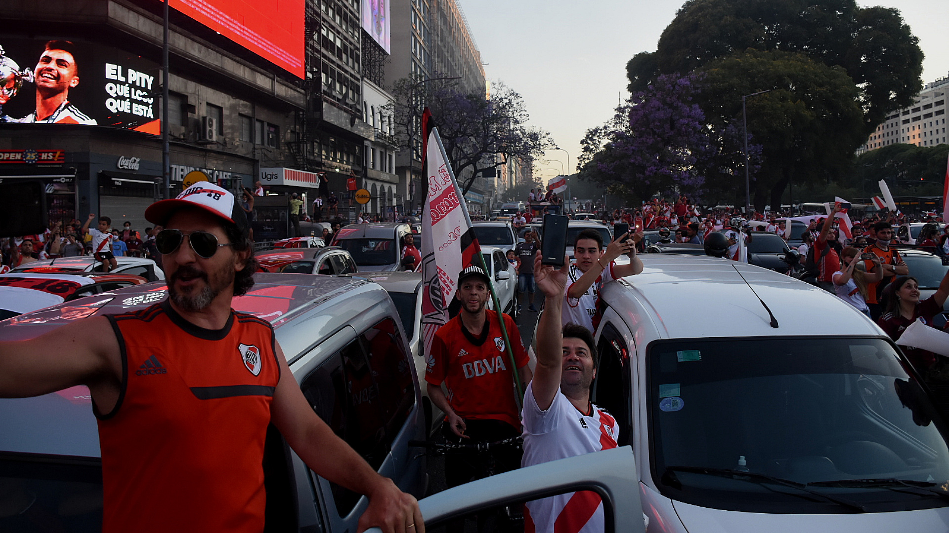 Las calles porteñas se tiñeron de rojo y blanco