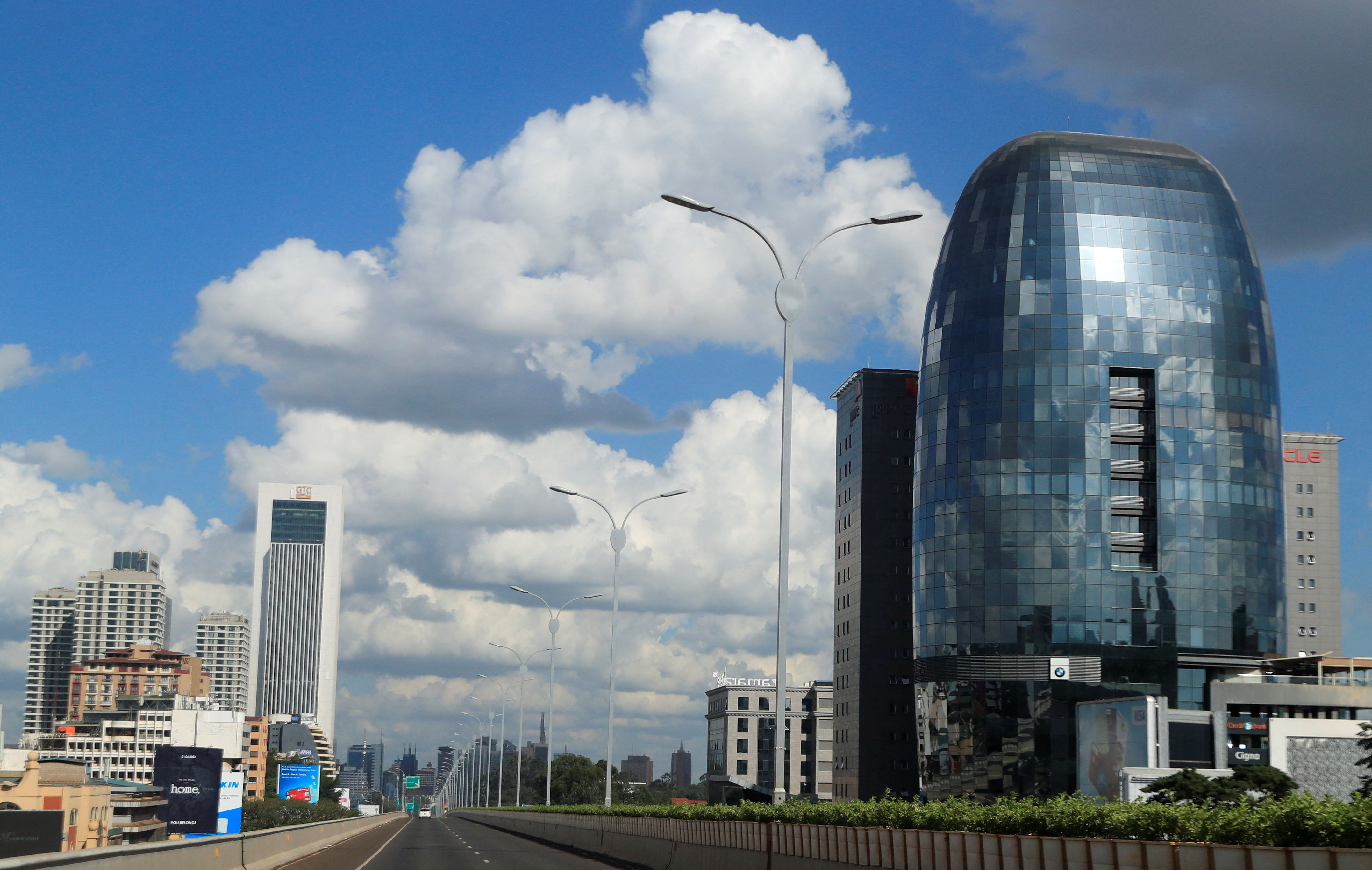 Vista del paisaje urbano de la autopista Nairobi Expressway, emprendida por China Road and Bridge Corporation (CRBC) en a lo largo de Waiyaki Way, en el distrito de Westlands de Nairobi (Reuters)