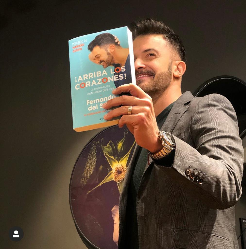 El conductor sacó un libro que se llamaba como su emblemática frase (Foto: Instagram/ @fernandodelsolar)