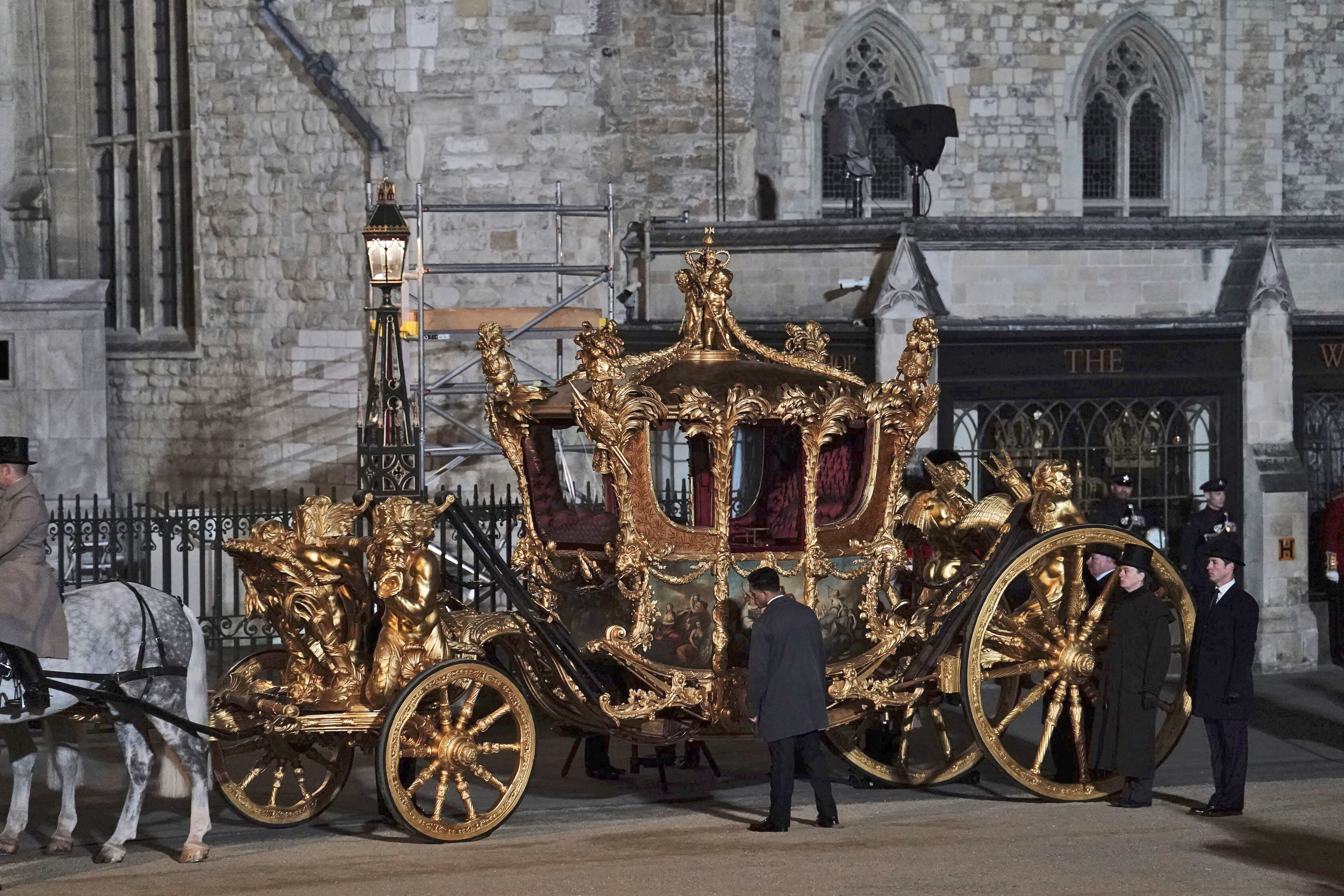 El Gold State Coach es conducido en una procesión en Londres, la madrugada del miércoles 3 de mayo de 2023, durante un ensayo para la coronación del rey Carlos III, que tendrá lugar en la Abadía de Westminster el sábado 6 de mayo. (Jordan Pettitt/PA vía PA)