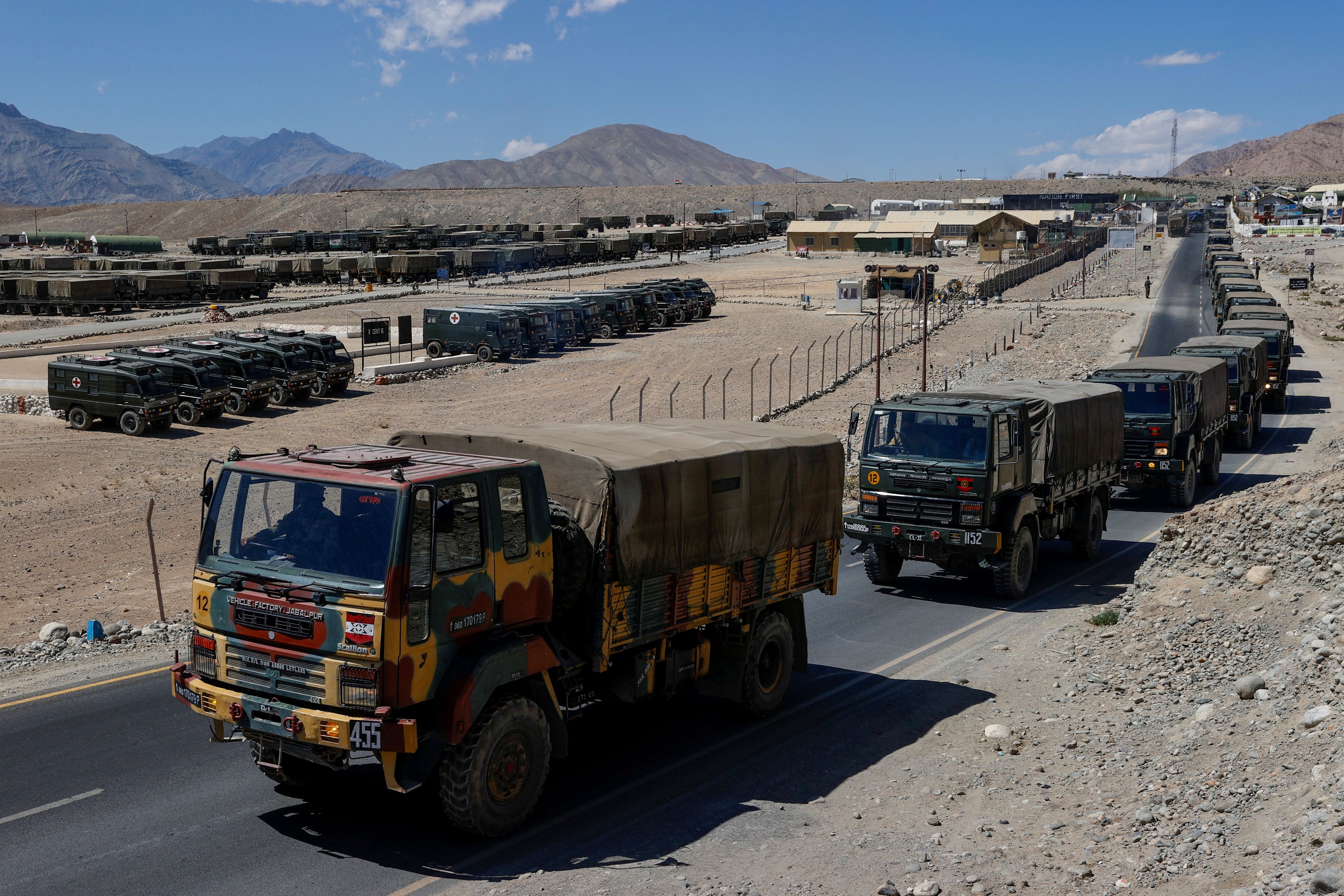 Camiones militares que transportan suministros avanzan hacia zonas de avanzada en la región india de Ladakh (REUTERS/Danish Siddiqui/Fotografía de archivo)