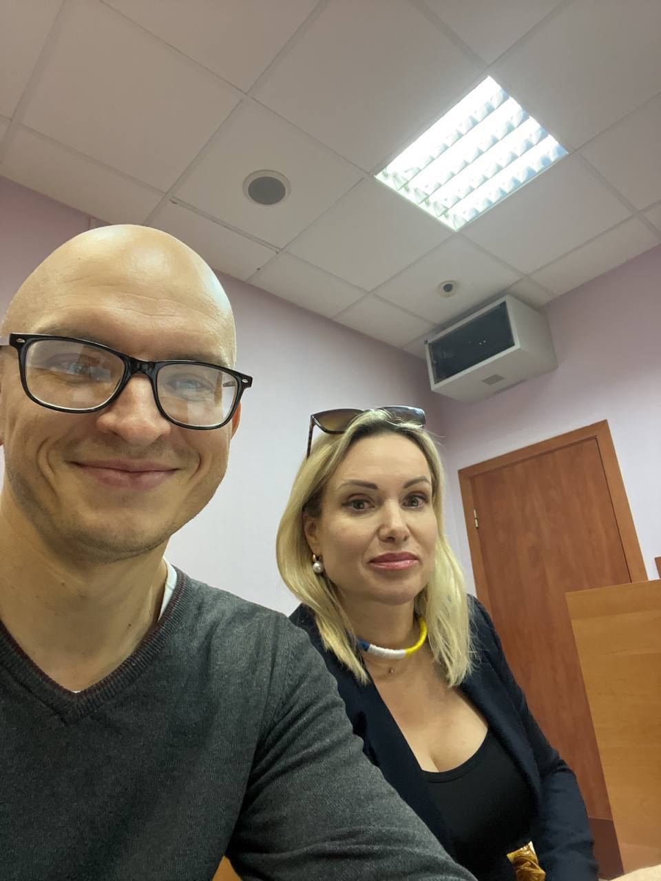 Marina Ovsyannikova junto a su abogado en la corte (NEXTA)