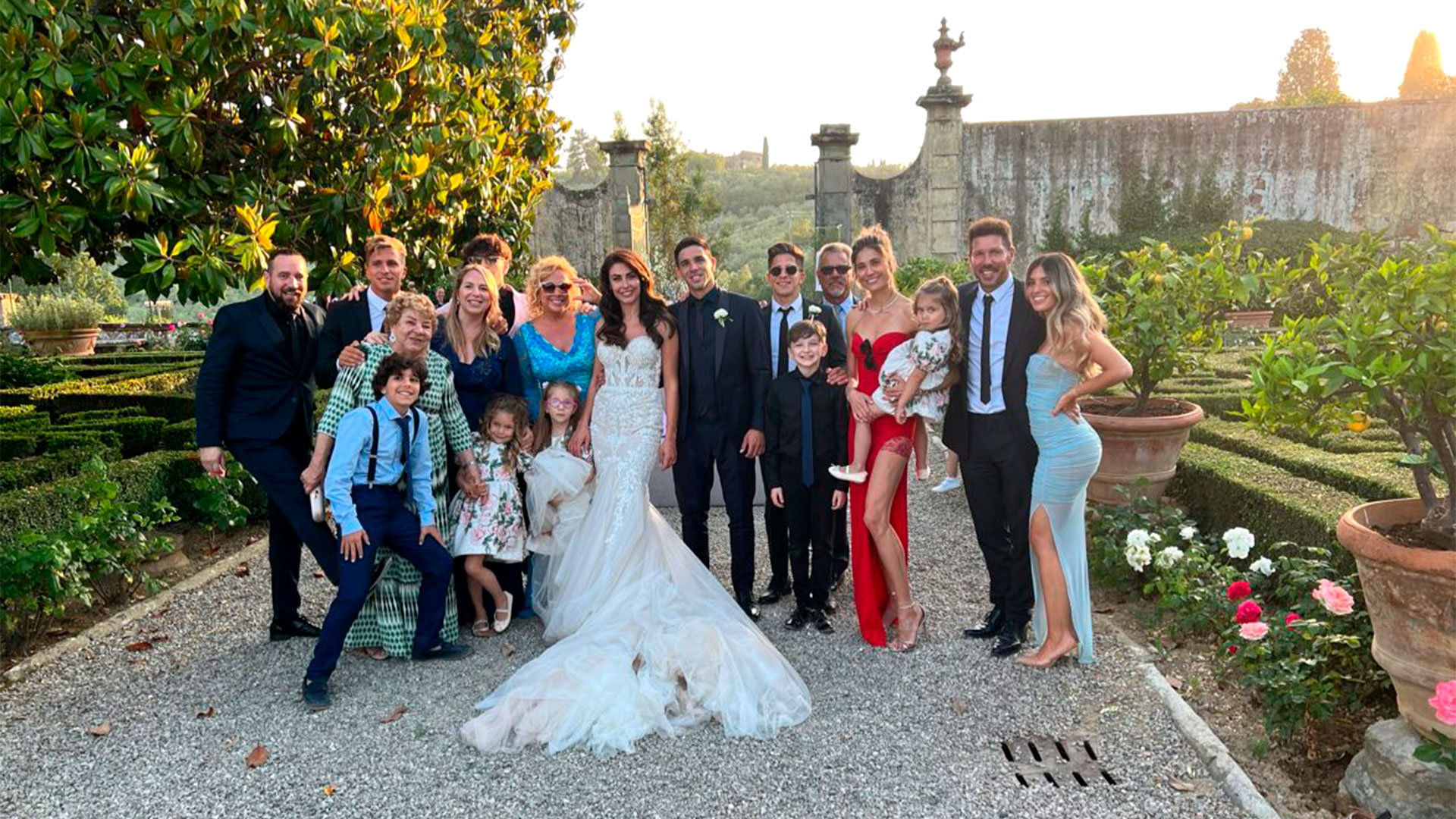 Foto familiar de la boda de Giovanni Simeone y Giulia Coppini