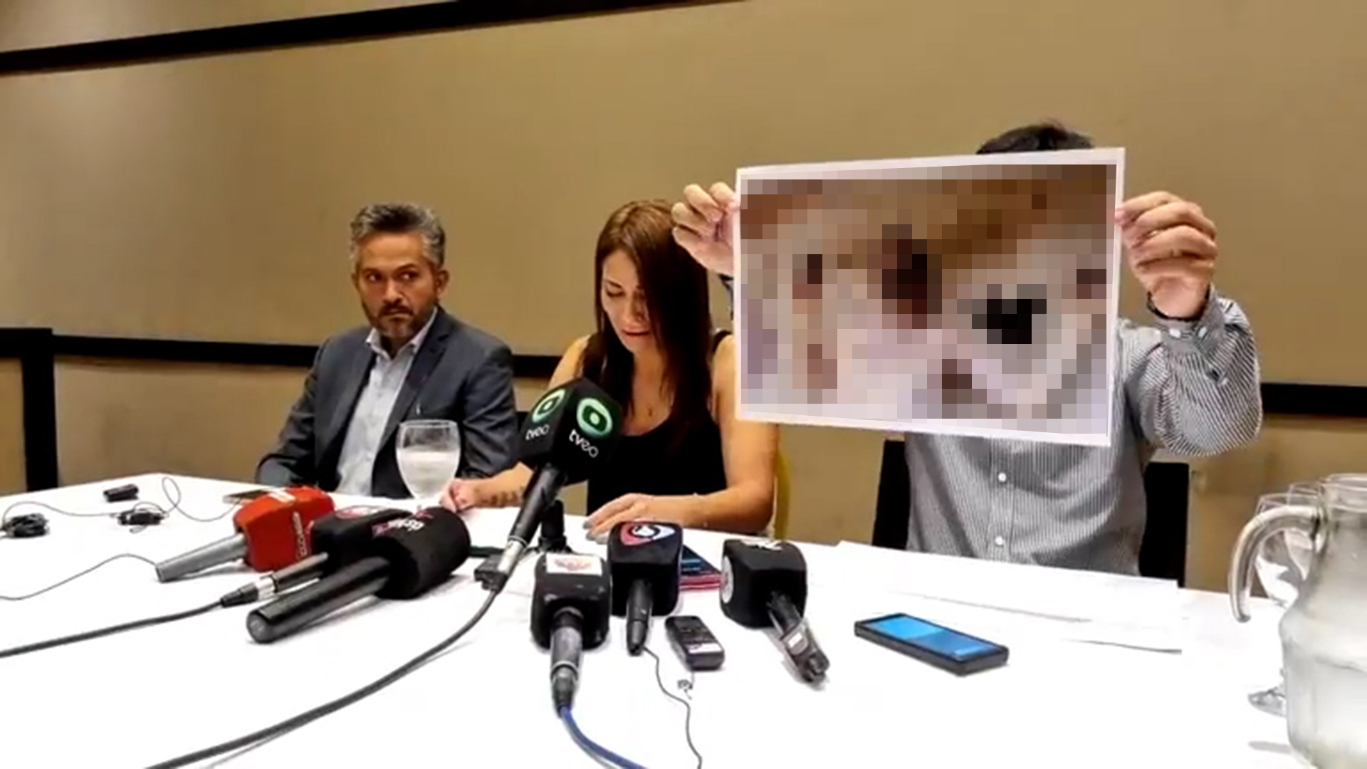 Los hijos del ministro mostraron fotos del cuerpo de su padre al momento de ser asesinado. (Foto: Captura - El Ancasti)