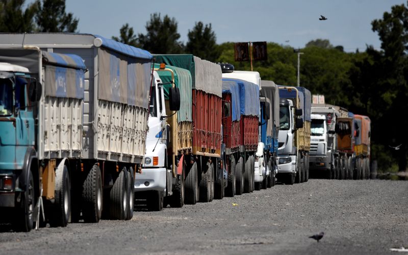 La escasez de gasoil se agudiza en las zonas fronterizas por la demanda de  los camioneros de países vecinos - Infobae