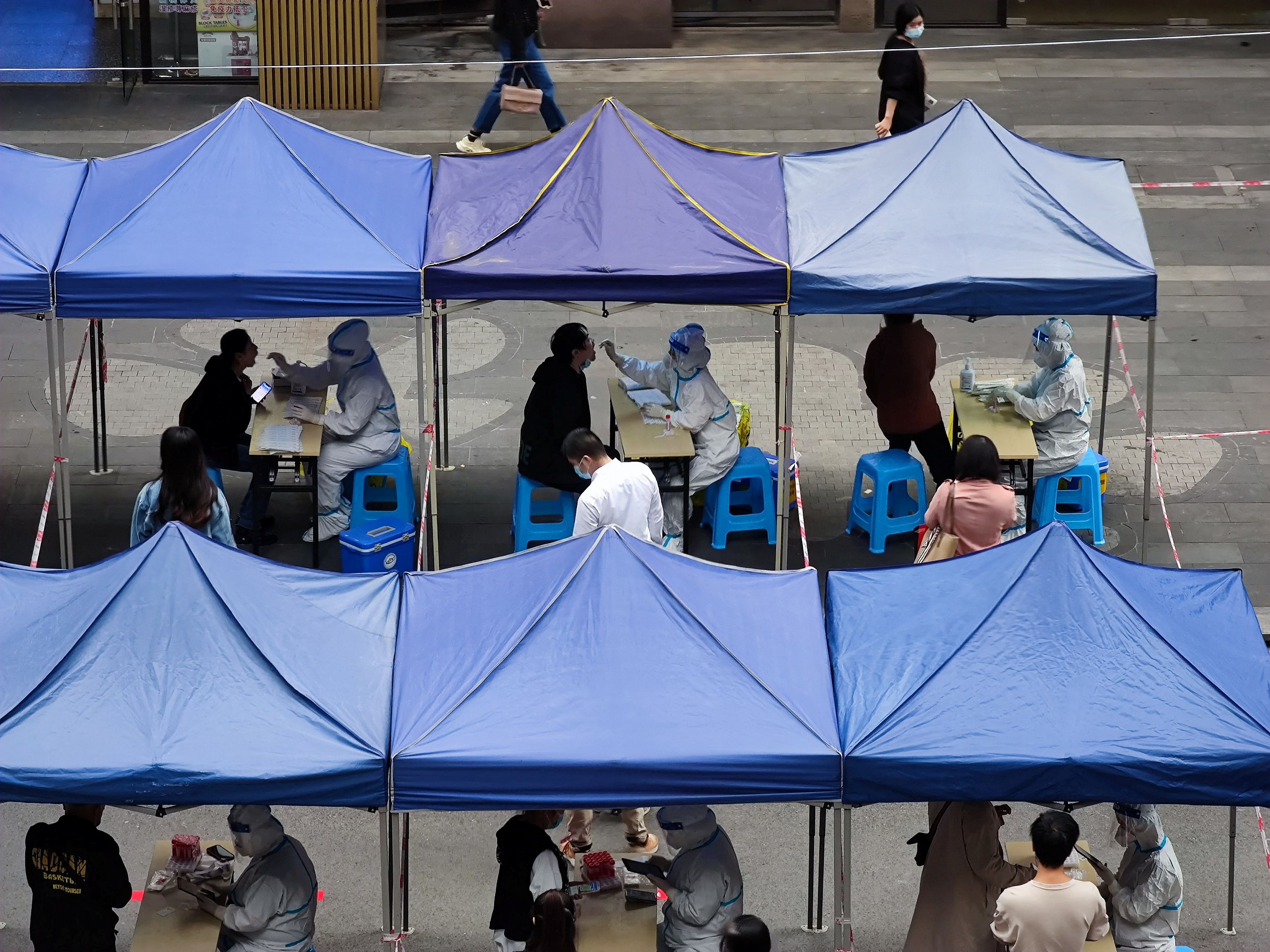 Un centro de testeo en Chongqing, China (China Daily via REUTERS)