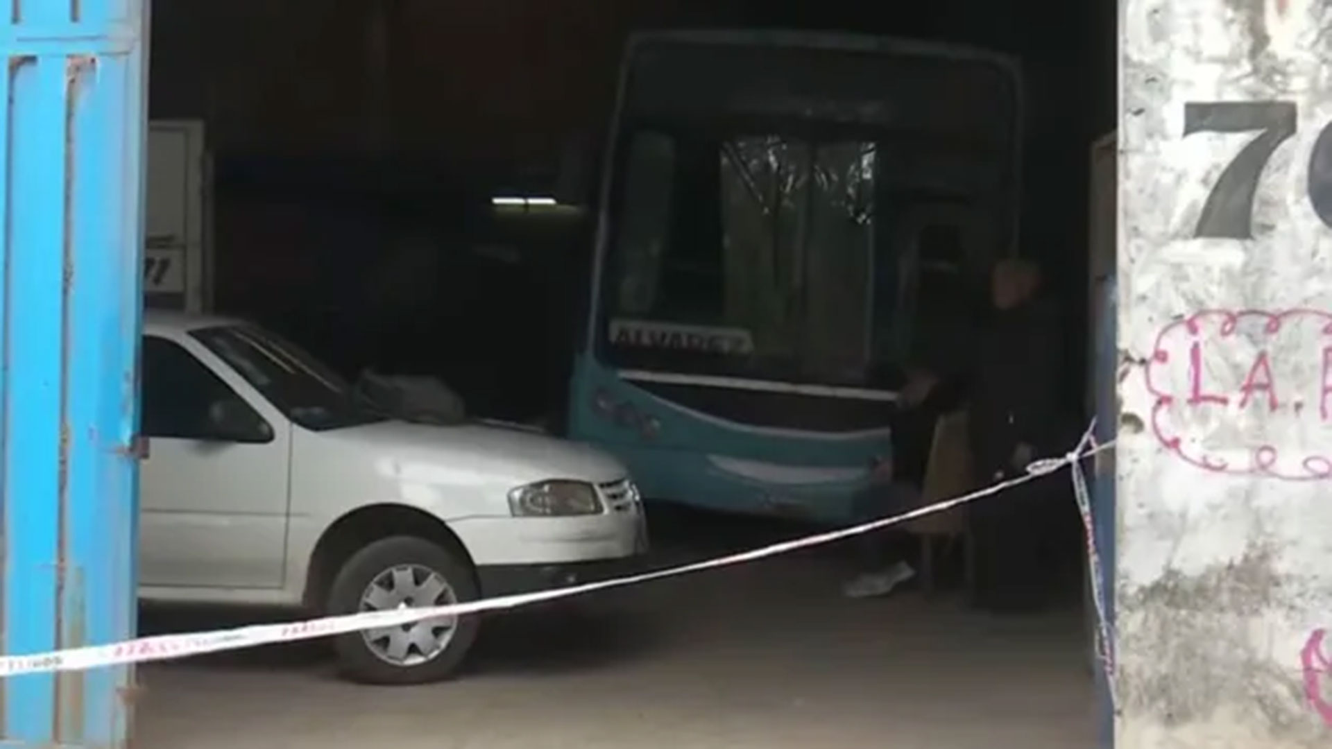 Tragedia en un taller de Rosario: un mec&aacute;nico muri&oacute; aplastado por un colectivo que cay&oacute; encima suyo mientras lo arreglaba
