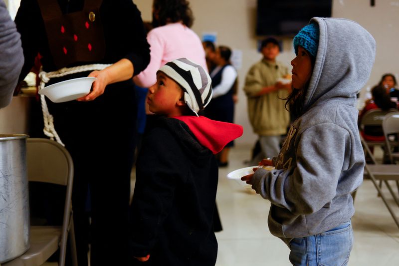 FOTO DE ARCHIVO.  Niños migrantes de Ecuador, tratando de llegar a Estados Unidos junto con su padre, hacen fila para recibir alimentos en el comedor de una iglesia en Ciudad Juárez, México.  27 de enero de 2023. REUTERS/José Luis González