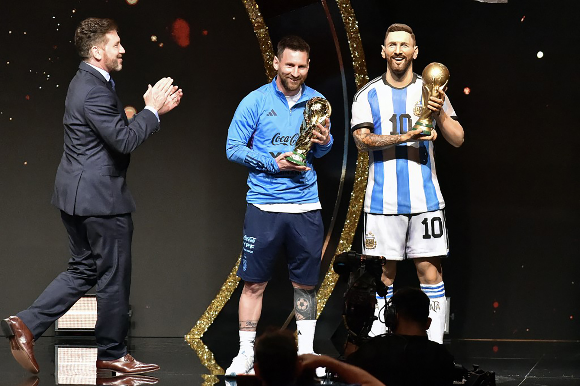 Messi, con la réplica de la Copa y su "otro yo" (AFP)