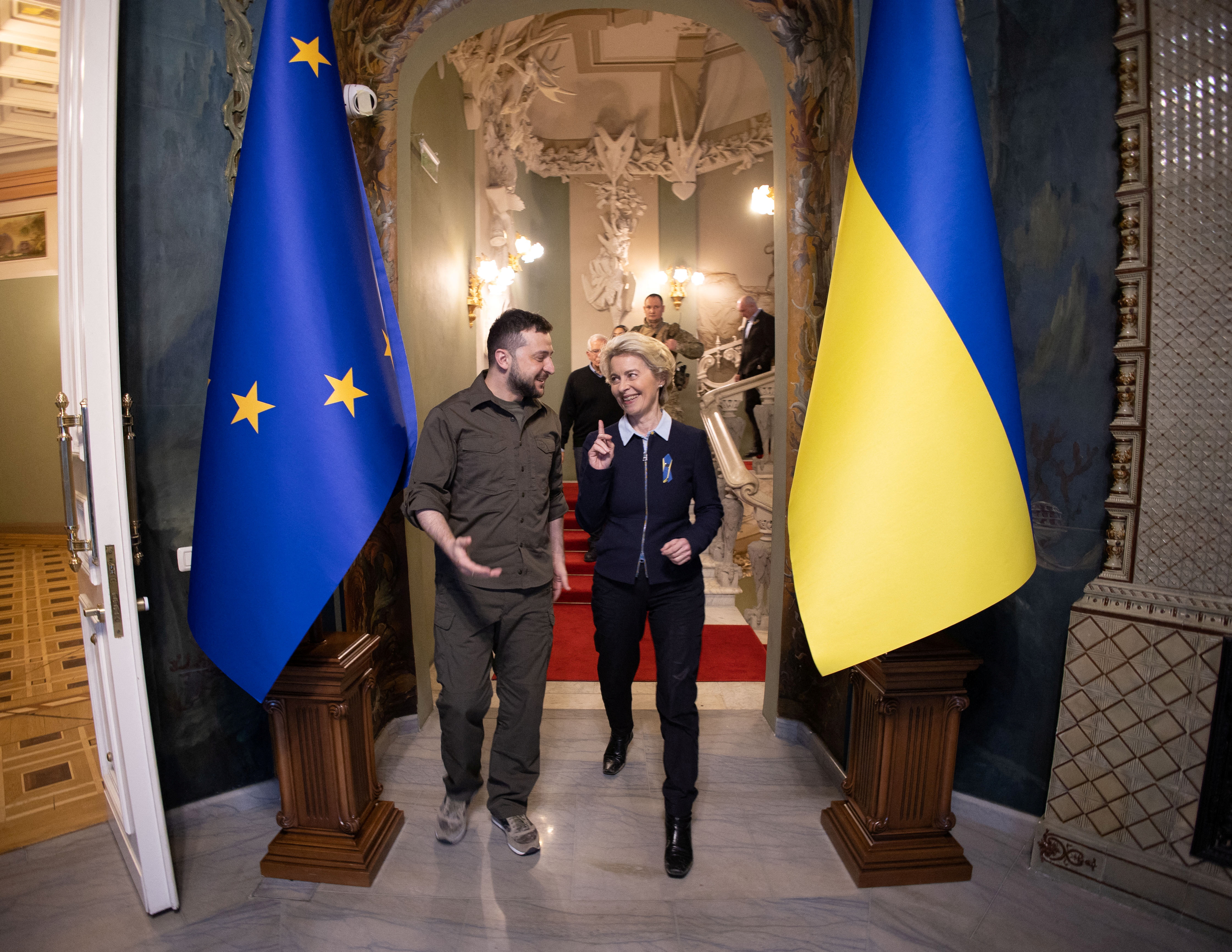 “Es bueno estar de vuelta en Kiev, mi cuarta vez desde la invasión de Rusia. Esta vez, con mi equipo de comisarios. Estamos aquí juntos para demostrar que la UE apoya a Ucrania tan firmemente como siempre y profundizar aún más nuestro apoyo y cooperación”, afirmó Von der Leyen en su cuenta oficial en Twitter. (Archivo/REUTERS)