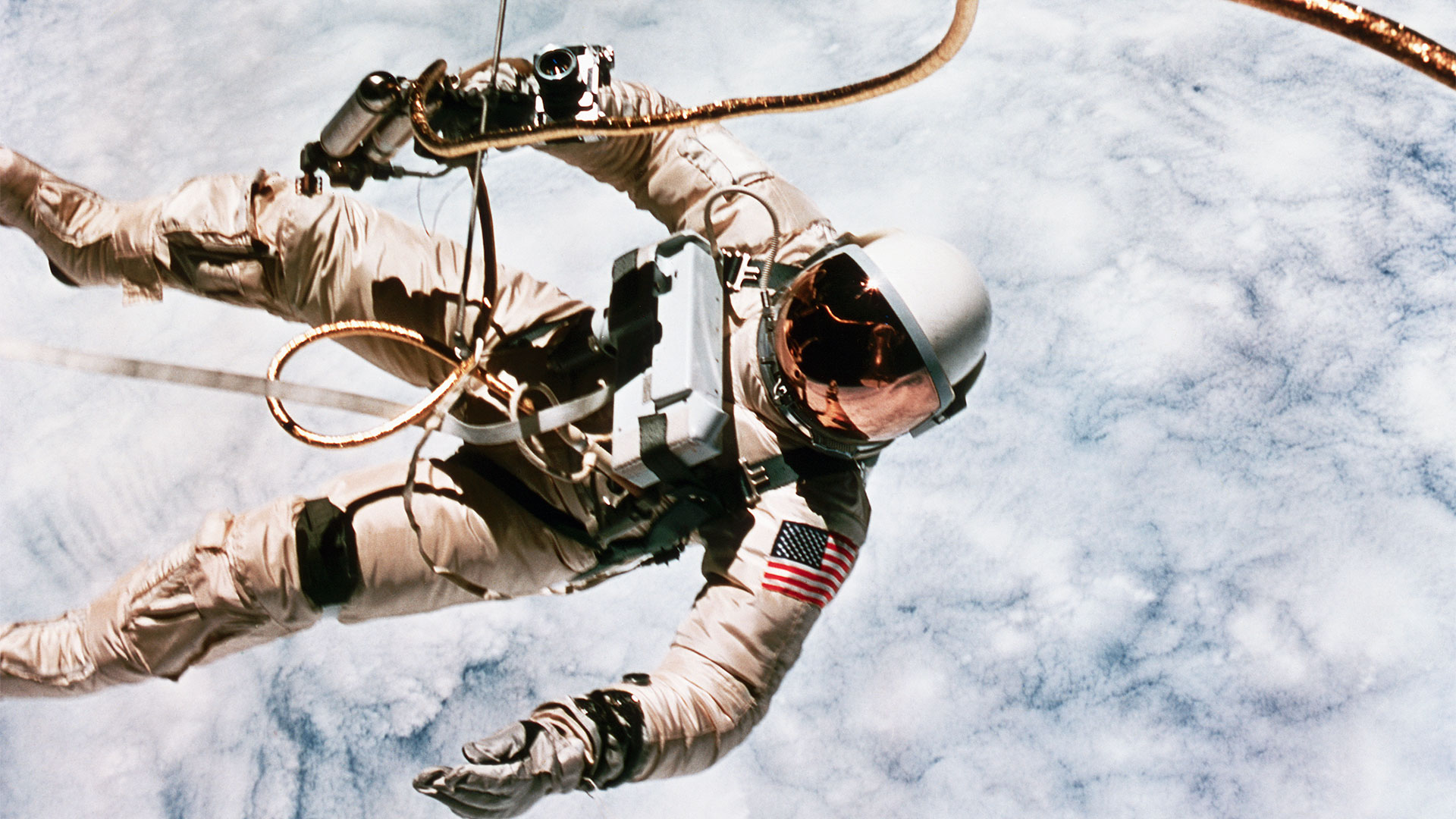 Las fotografías de White durante la caminata espacial se convirtieron en imágenes icónicas. (Jim McDivitt/NASA/Roger Ressmeyer/Corbis/VCG via Getty Images)