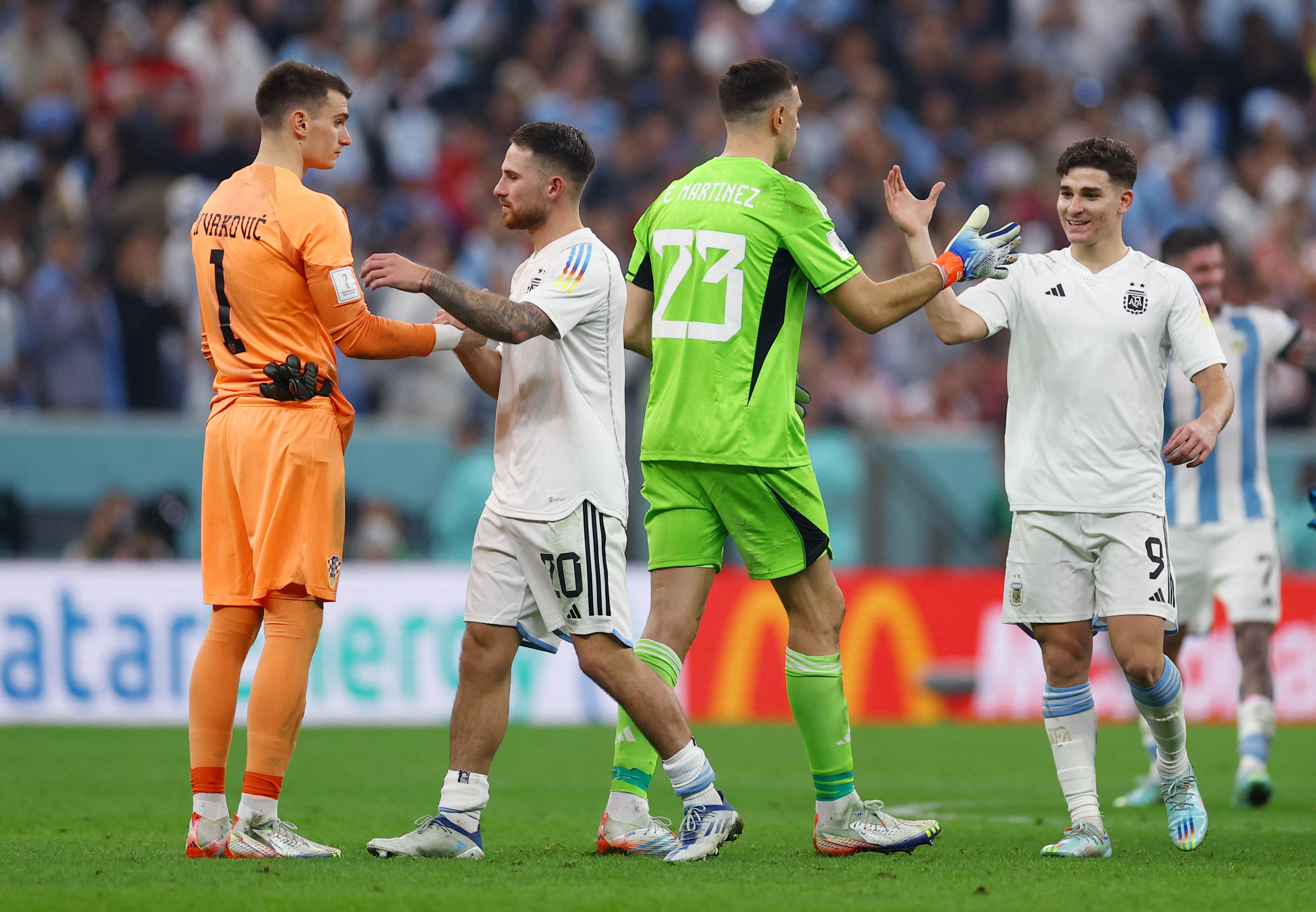 Alexis Mac Allister congratulates the Croatian goalkeeper, Dominik Livakovic, one of the figures of the Qatar 2022 World Cup