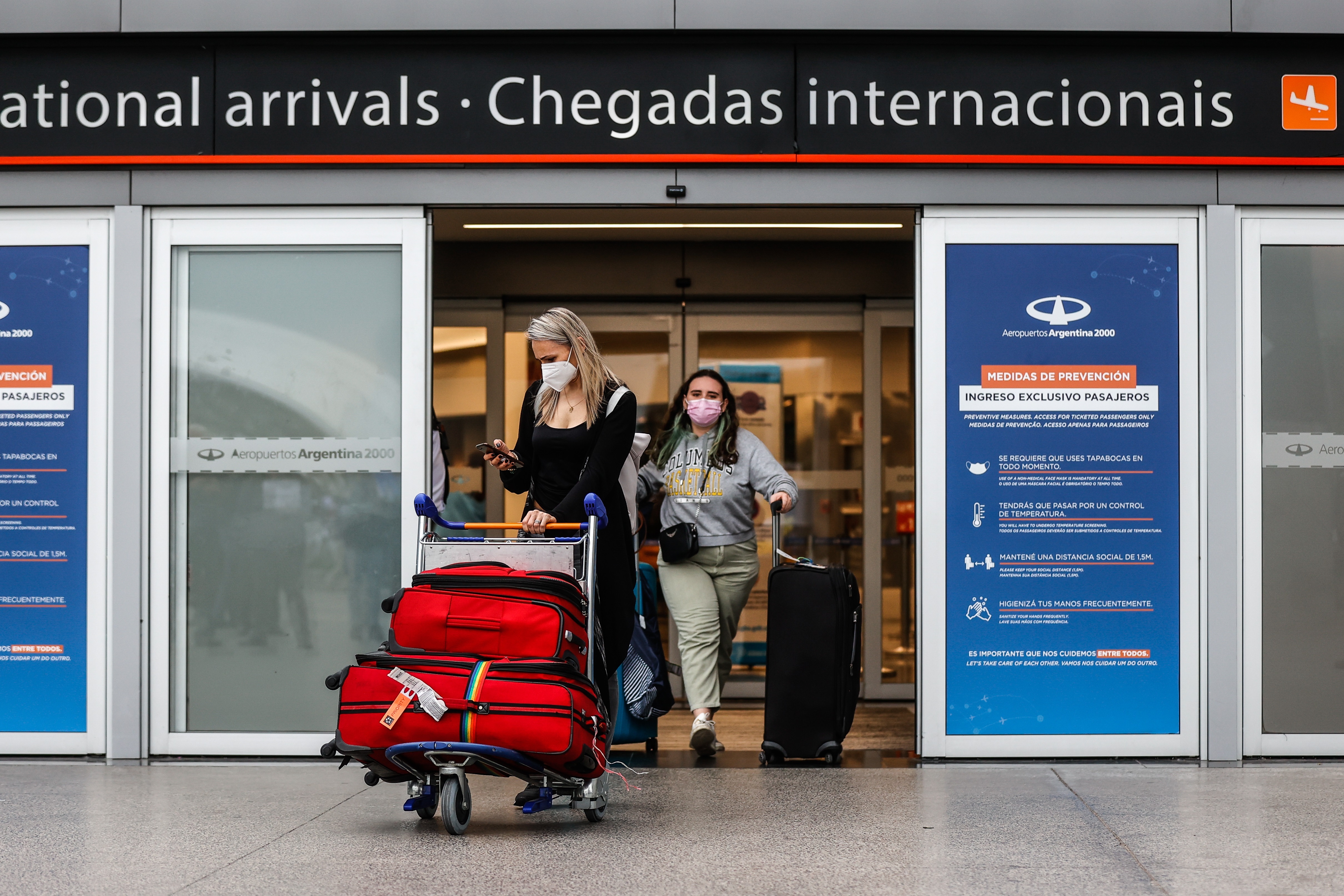 El Aeropuerto Internacional de Ezeiza junto al Aeroparque metropolitano fueron las vías de salida más utilizadas por los argentinos con el 90% de las partidas. (EFE/Juan Ignacio Roncoroni)
