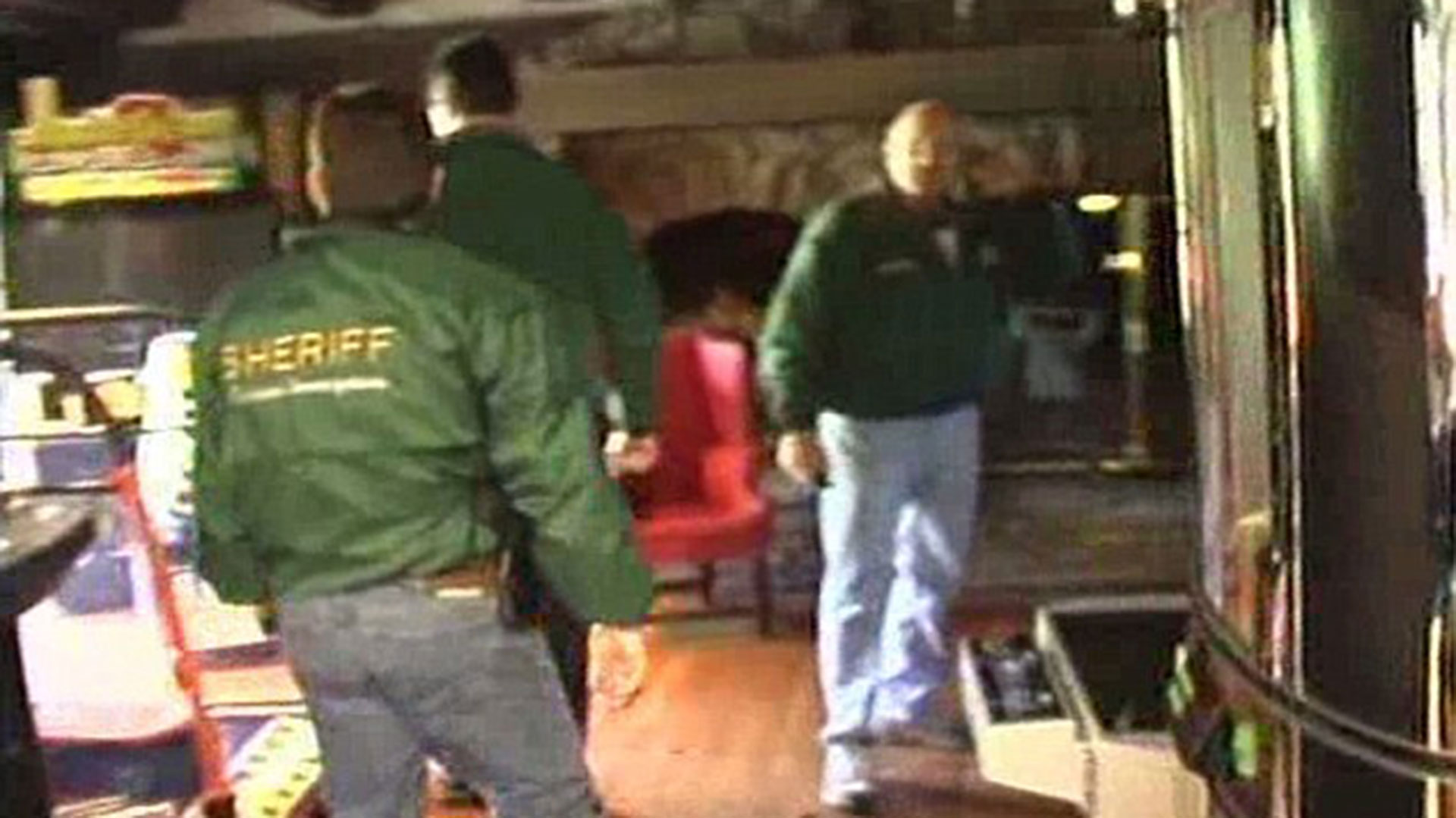 Los agentes de la ley allanando la propiedad en 2005 después de que el cantante fuera acusado de abusar a un menor