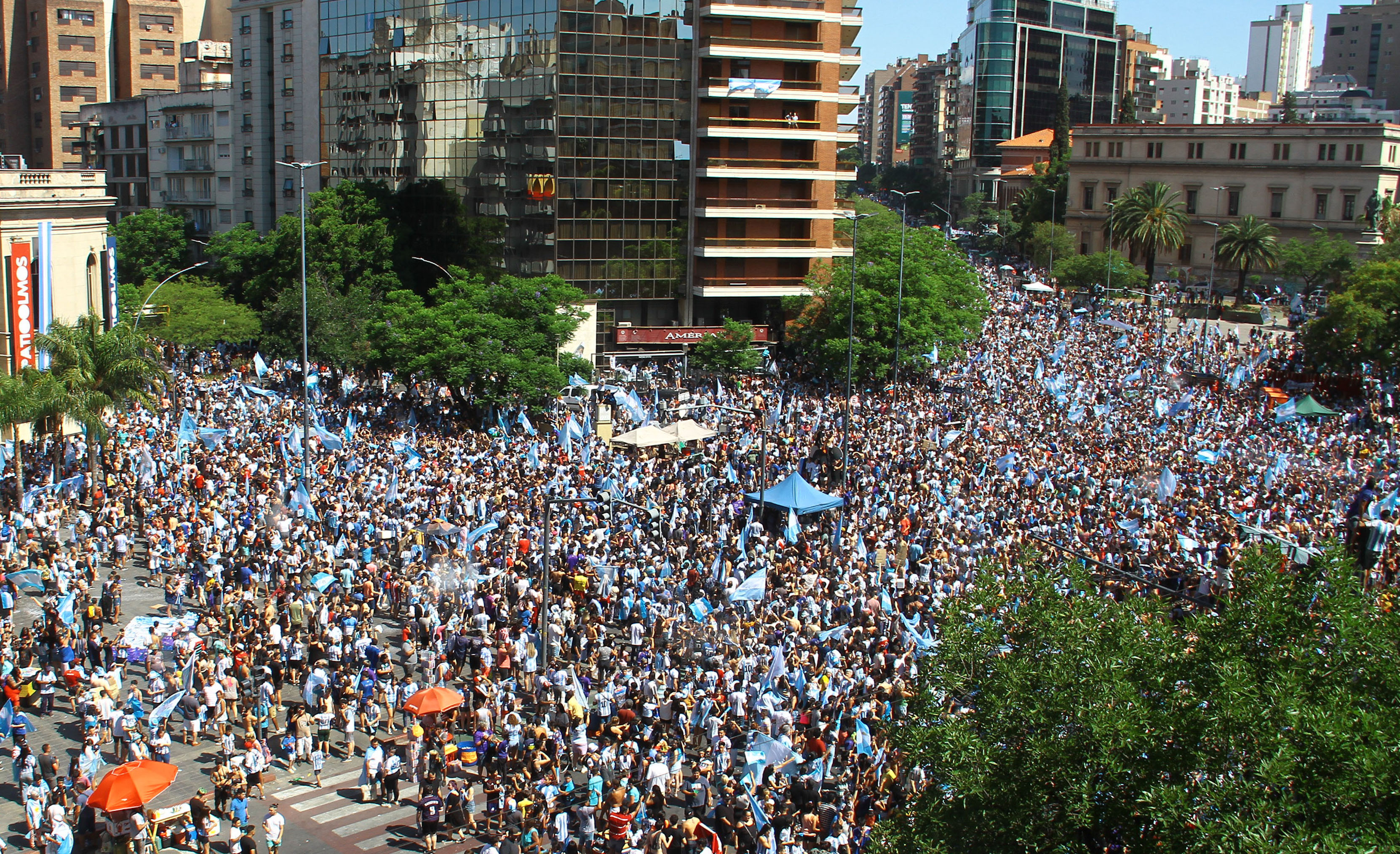 En Rosario, cuna de Di María, la gente salió a la calle 