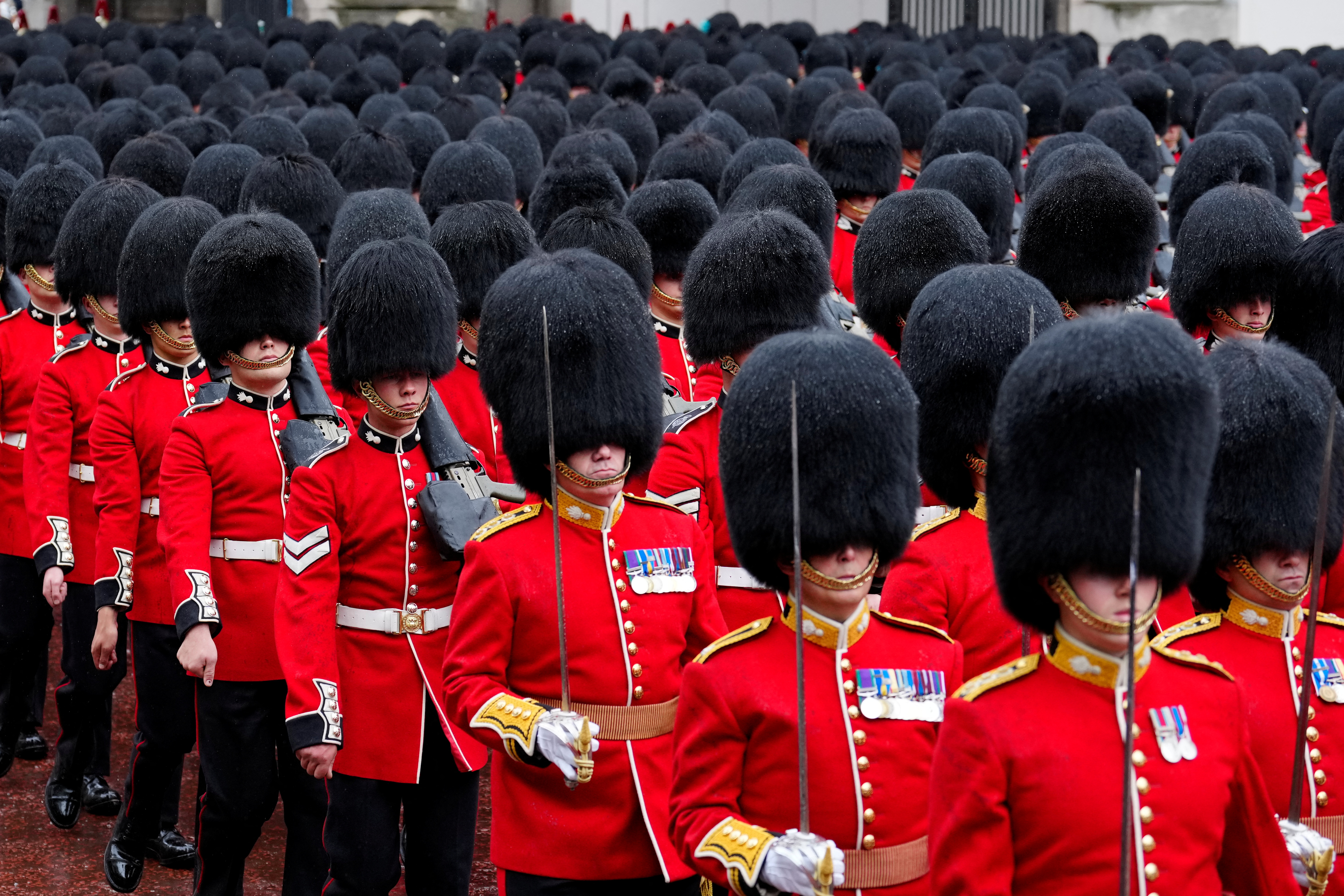 Tropas participan en una procesión tras la ceremonia de coronación del rey Carlos III de Gran Bretaña y la reina Camilla en Londres el sábado 6 de mayo de 2023. Jon Super/Pool vía REUTERS