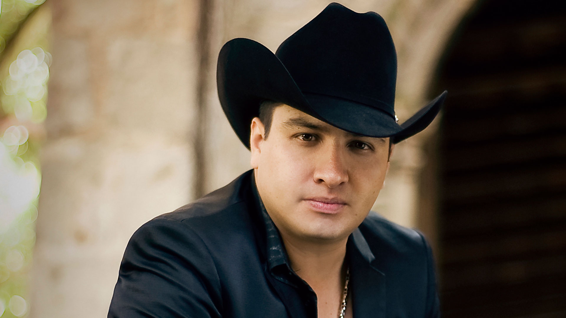 Julión Álvarez es un popular cantante de música folklórica en México y Estados Unidos.