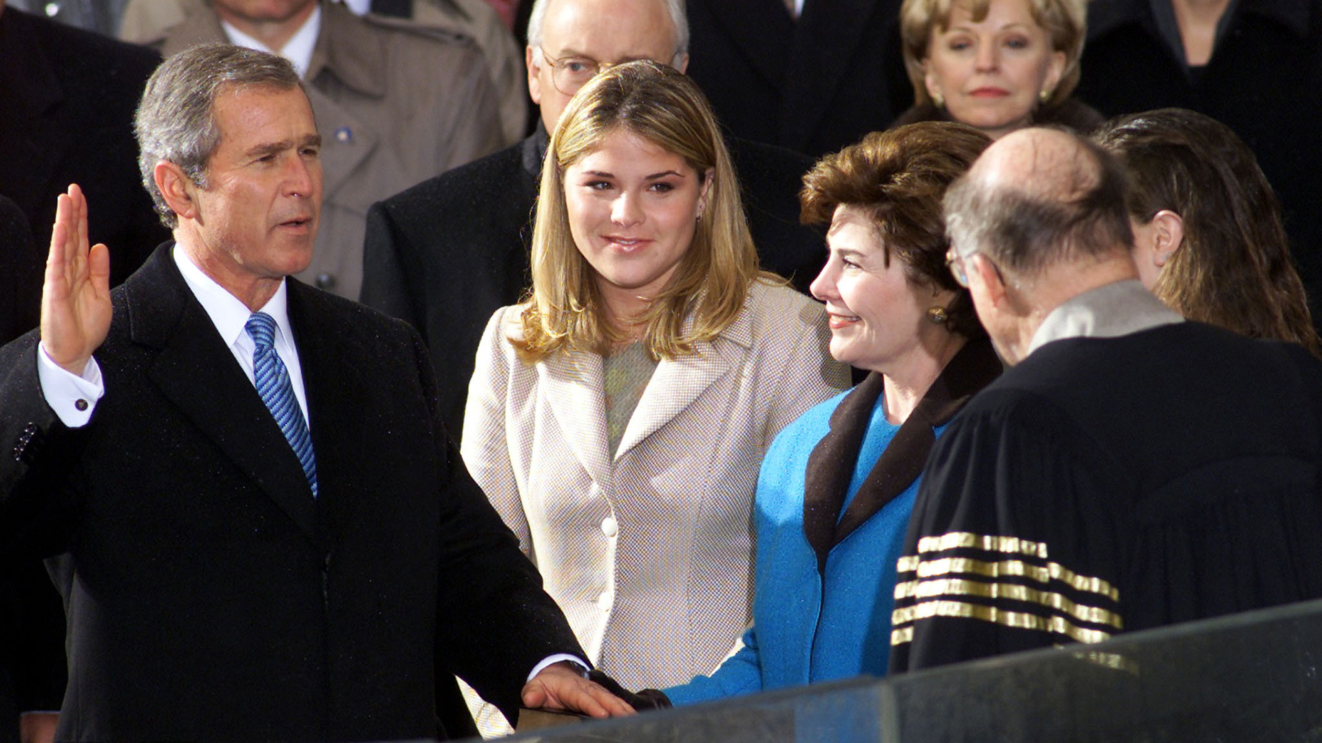 Su hijo George W. Bush durante su juramentación como presidente, doce años después, en 2001 (Reuters/The Grosby Group)