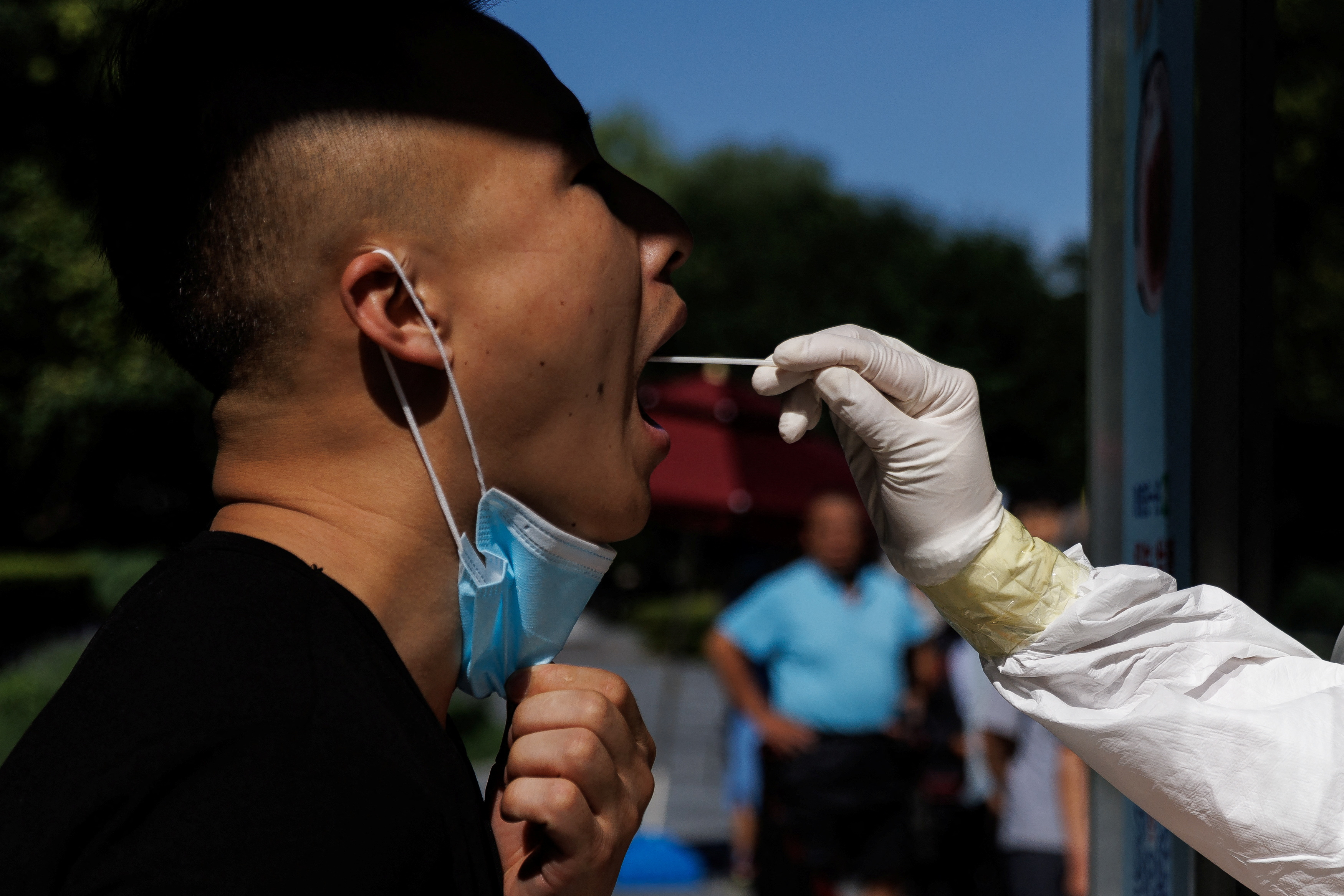 Los testeos han menguado fuerte y los contagios suben (REUTERS/Thomas Peter)