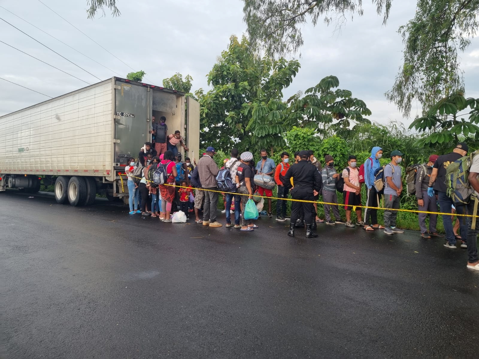 Rescataron a 126 migrantes haitianos del interior de un contenedor abandonado en Guatemala
