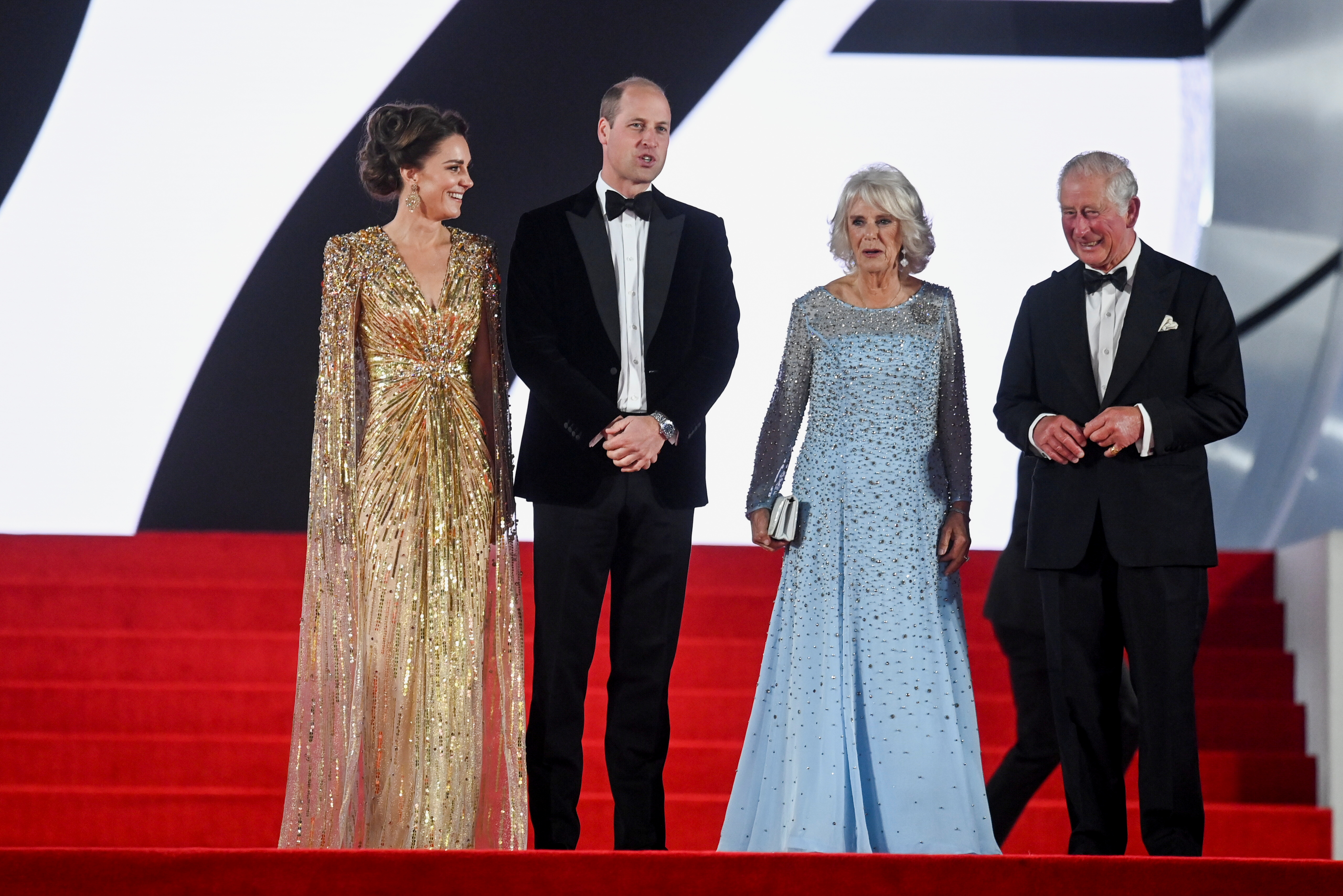 Los duques de Sussex y el rey Carlos y la reina consorte Camilla en la premiere de "No Time To Die" en Londres (Reuters)
