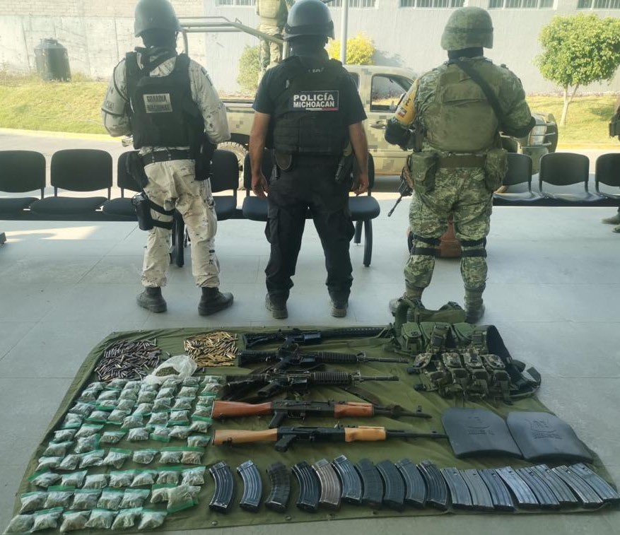 Elementos de las fuerzas de seguridad en Michoacán aseguraron armas de fuego y otros elementos de equipo táctico  (Foto: Twitter@MICHOACANSSP)
