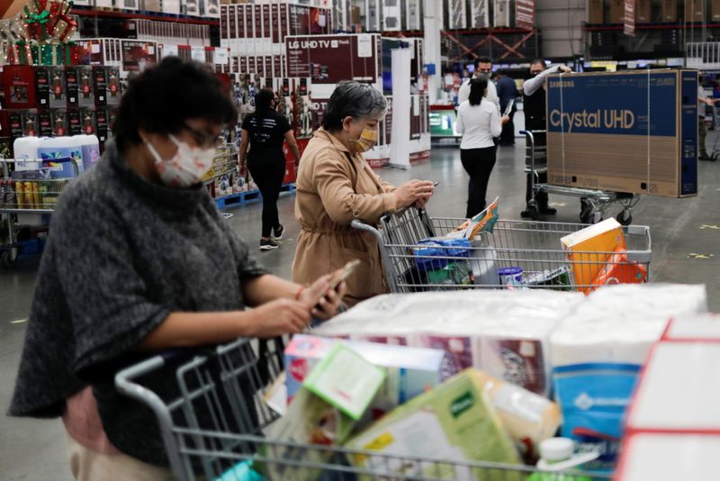 Las personas realizan compras durante el Buen Fin. (Foto: Reuters)
