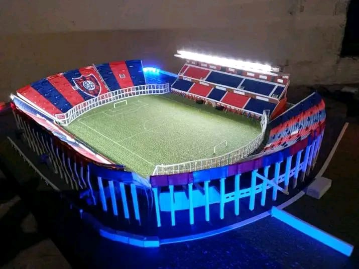 La de San Lorenzo, también con sistema de luces integrado para darle más realismo (Instagram @maquetas_ezequiel)